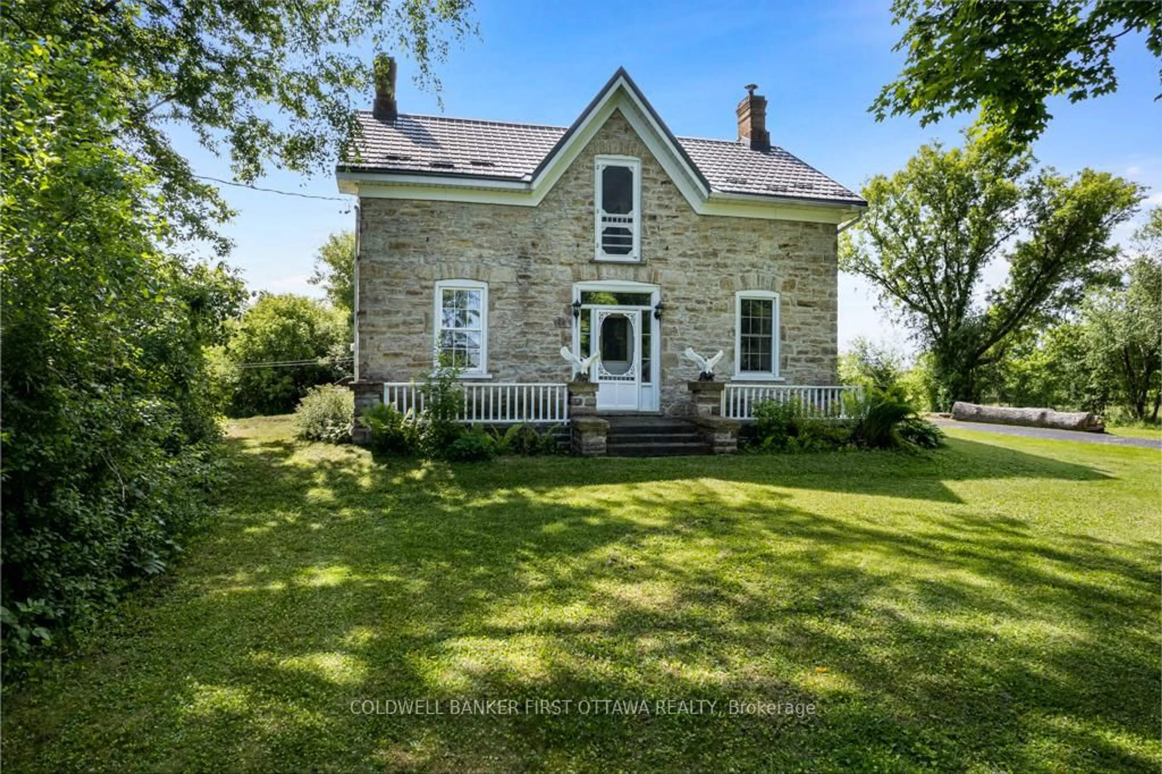 A pic from outside/outdoor area/front of a property/back of a property/a pic from drone, building for 28 South St, Drummond/North Elmsley Ontario K7H 2G1