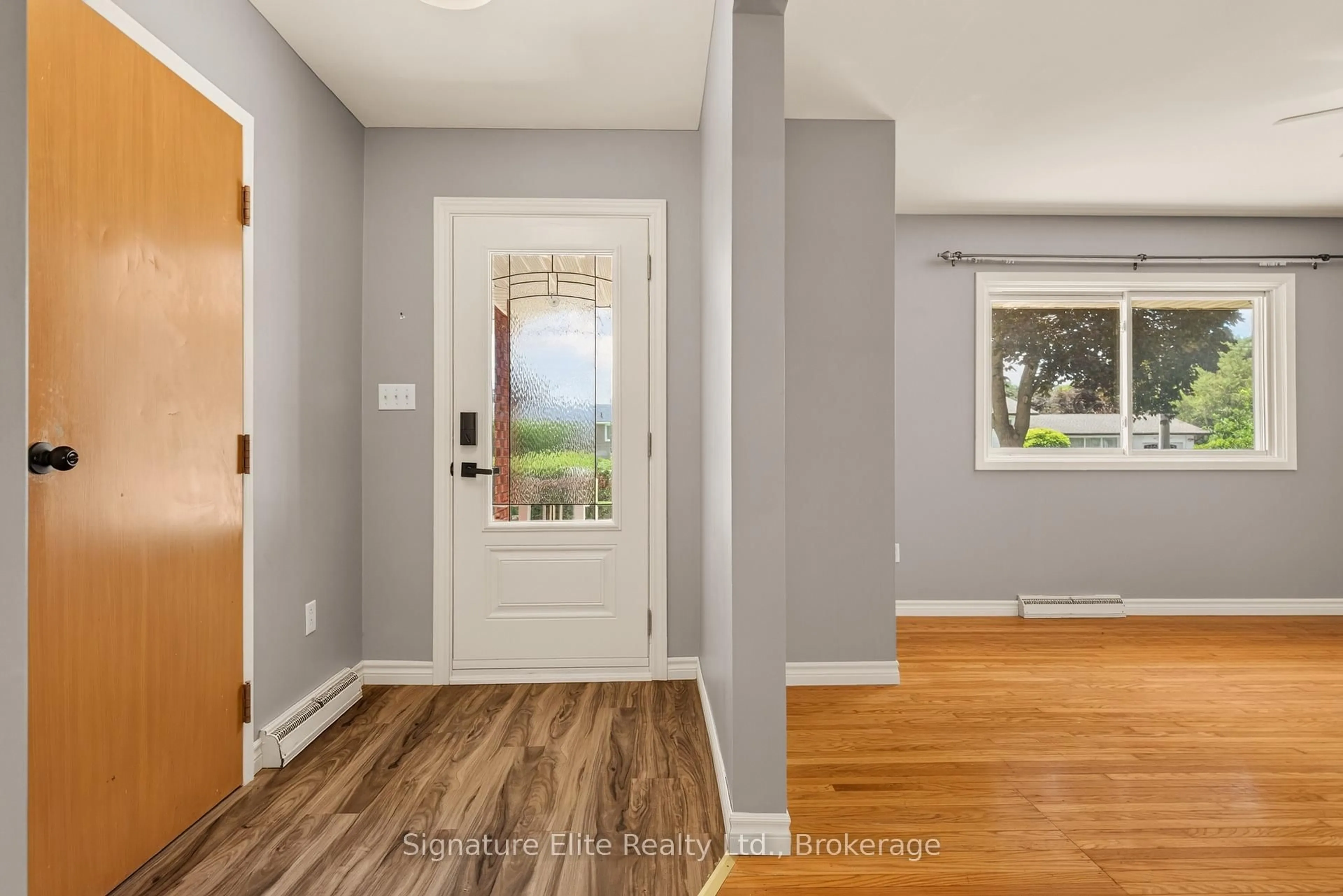 Indoor entryway for 17 Fairfield Dr, Haldimand Ontario N0A 1H0