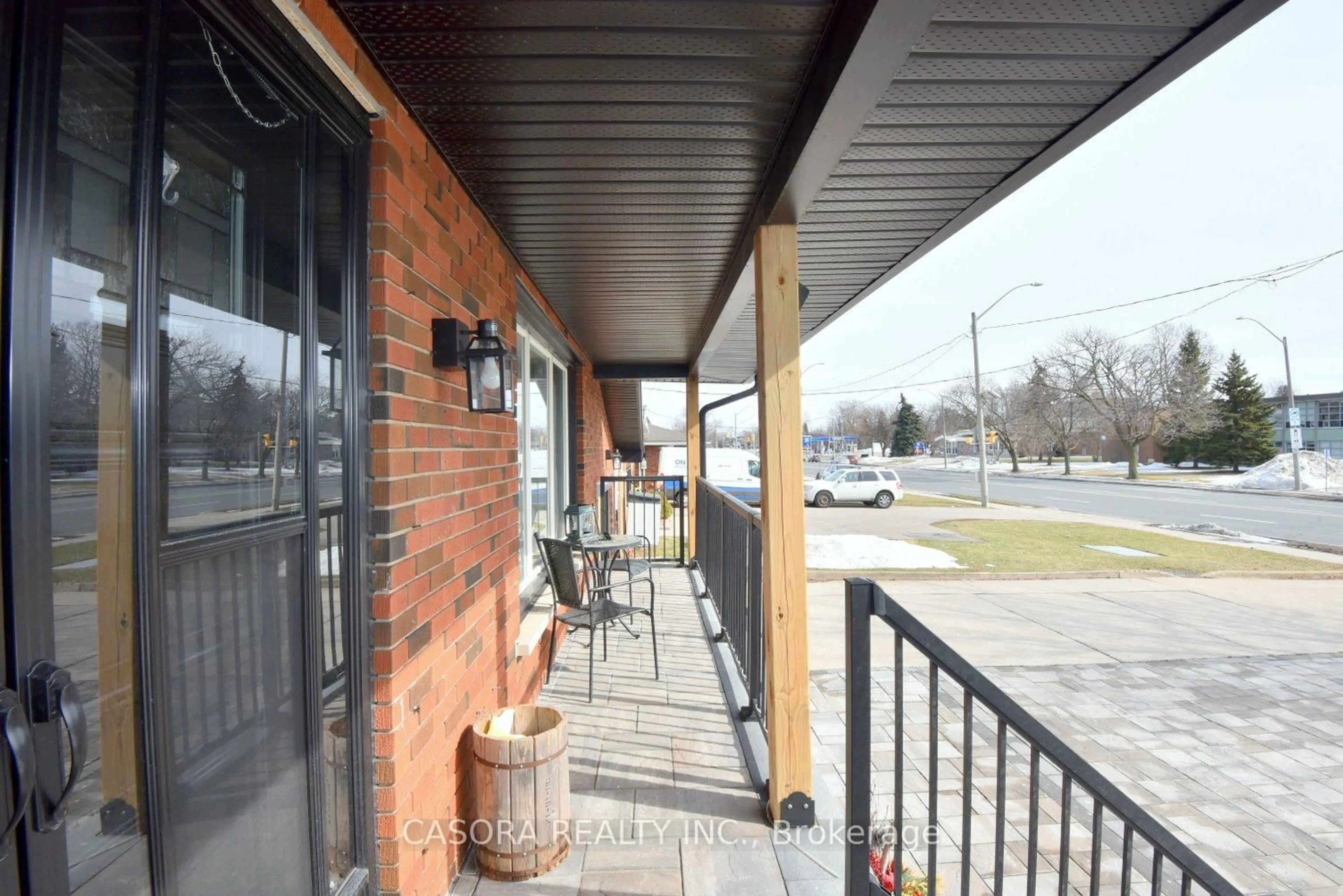 Patio, street for 682 Mohawk Rd, Hamilton Ontario L9C 1X8