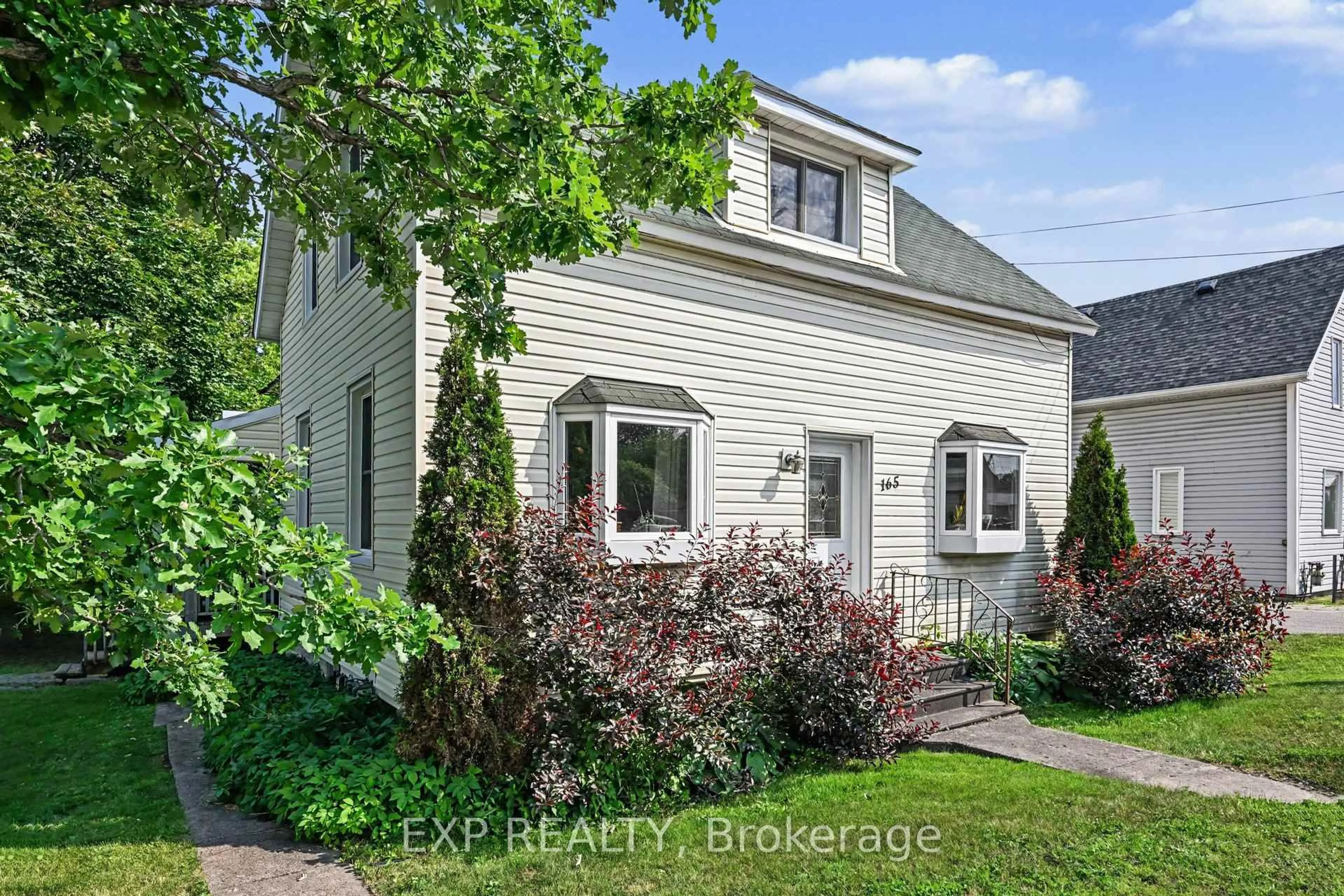 A pic from outside/outdoor area/front of a property/back of a property/a pic from drone, street for 165 Ottawa St, Almonte Ontario K0A 1A0