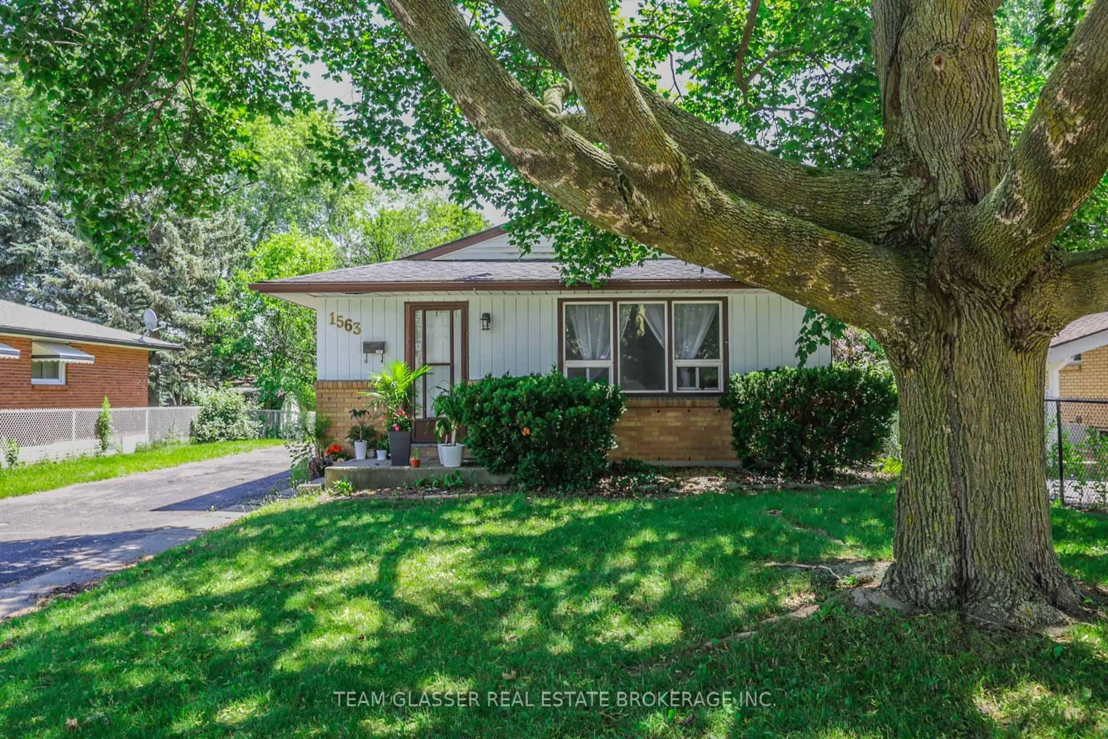 Home with vinyl exterior material, street for 1563 Dale St, London East Ontario N5V 1Y1