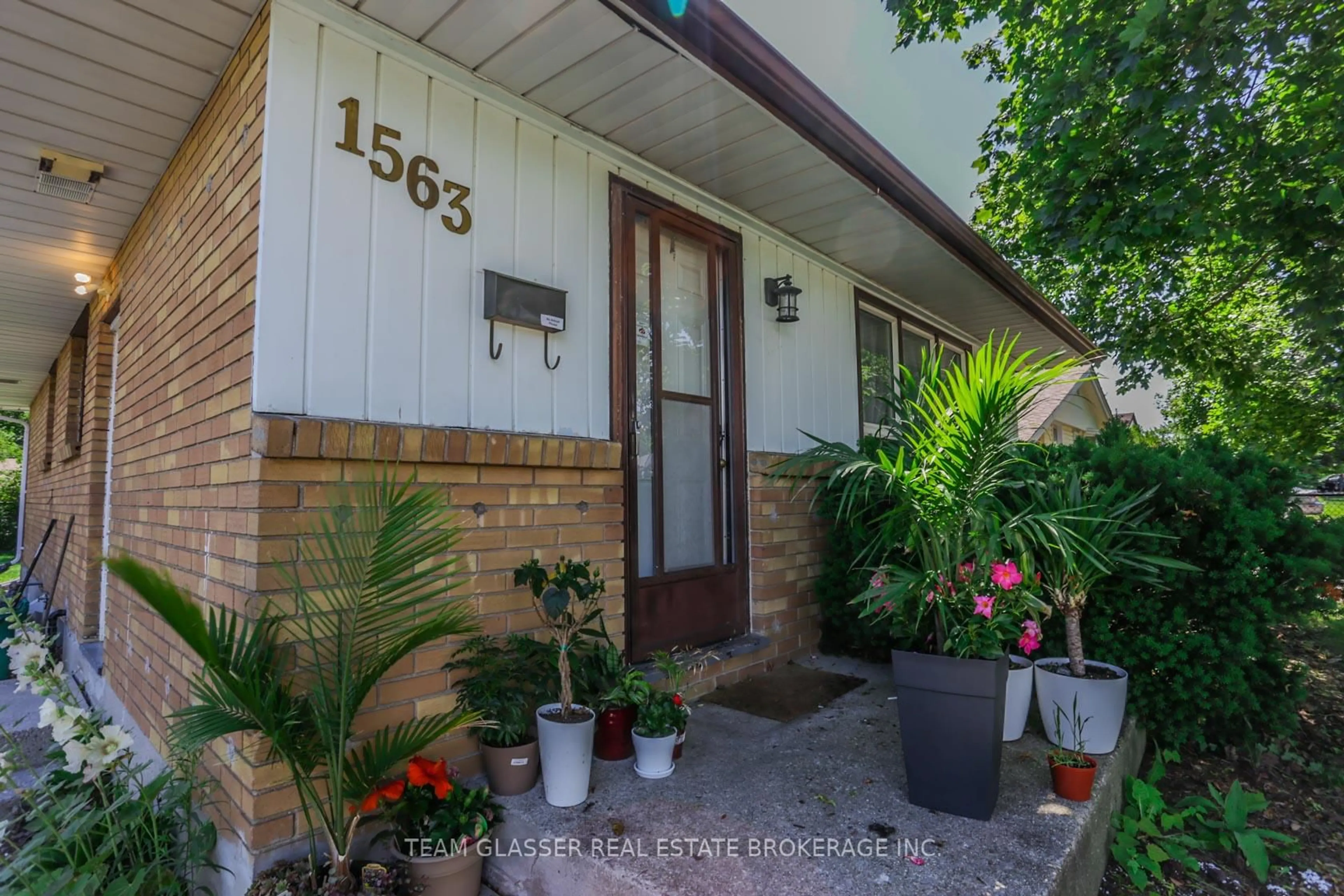 Indoor entryway for 1563 Dale St, London East Ontario N5V 1Y1
