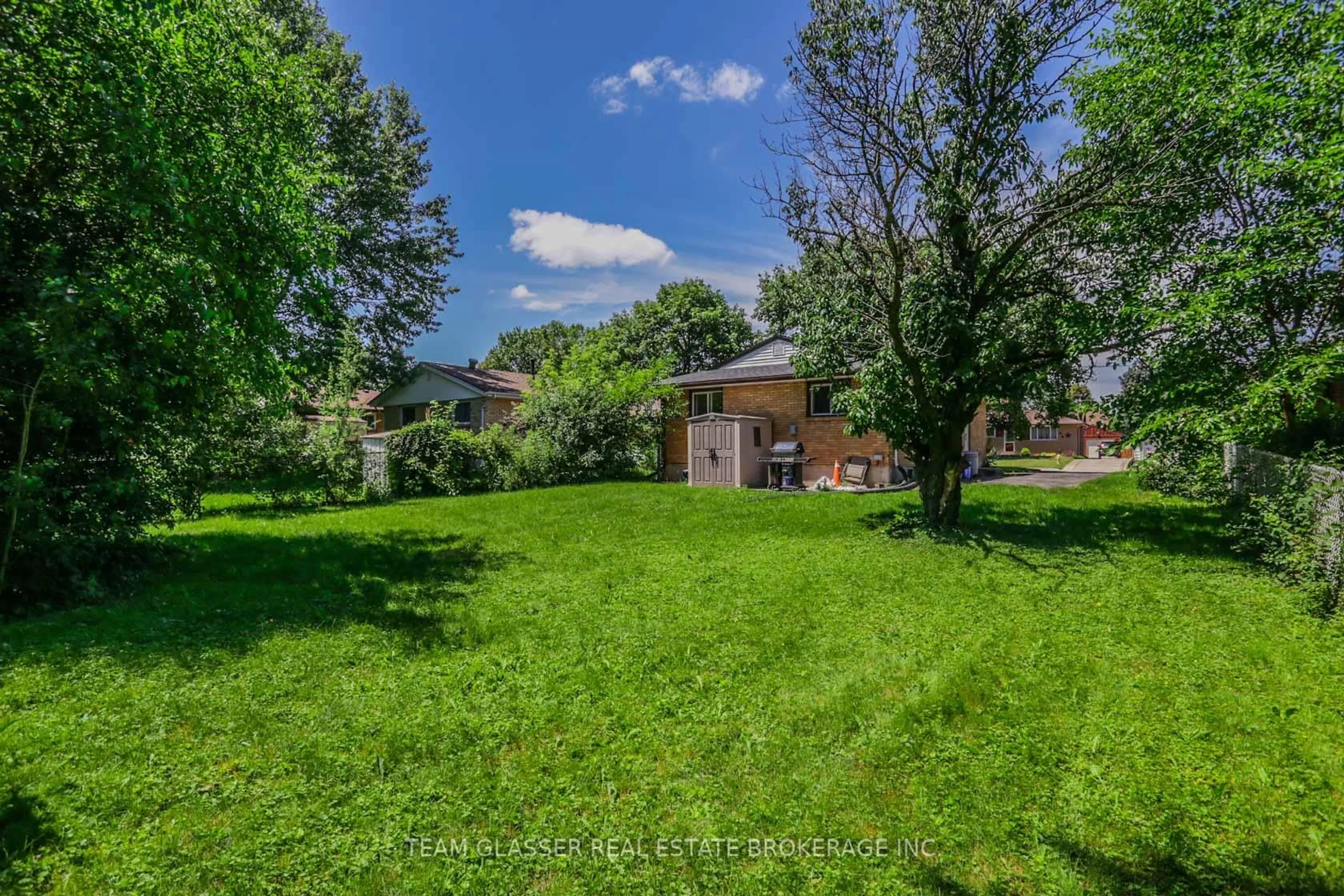 A pic from outside/outdoor area/front of a property/back of a property/a pic from drone, unknown for 1563 Dale St, London East Ontario N5V 1Y1
