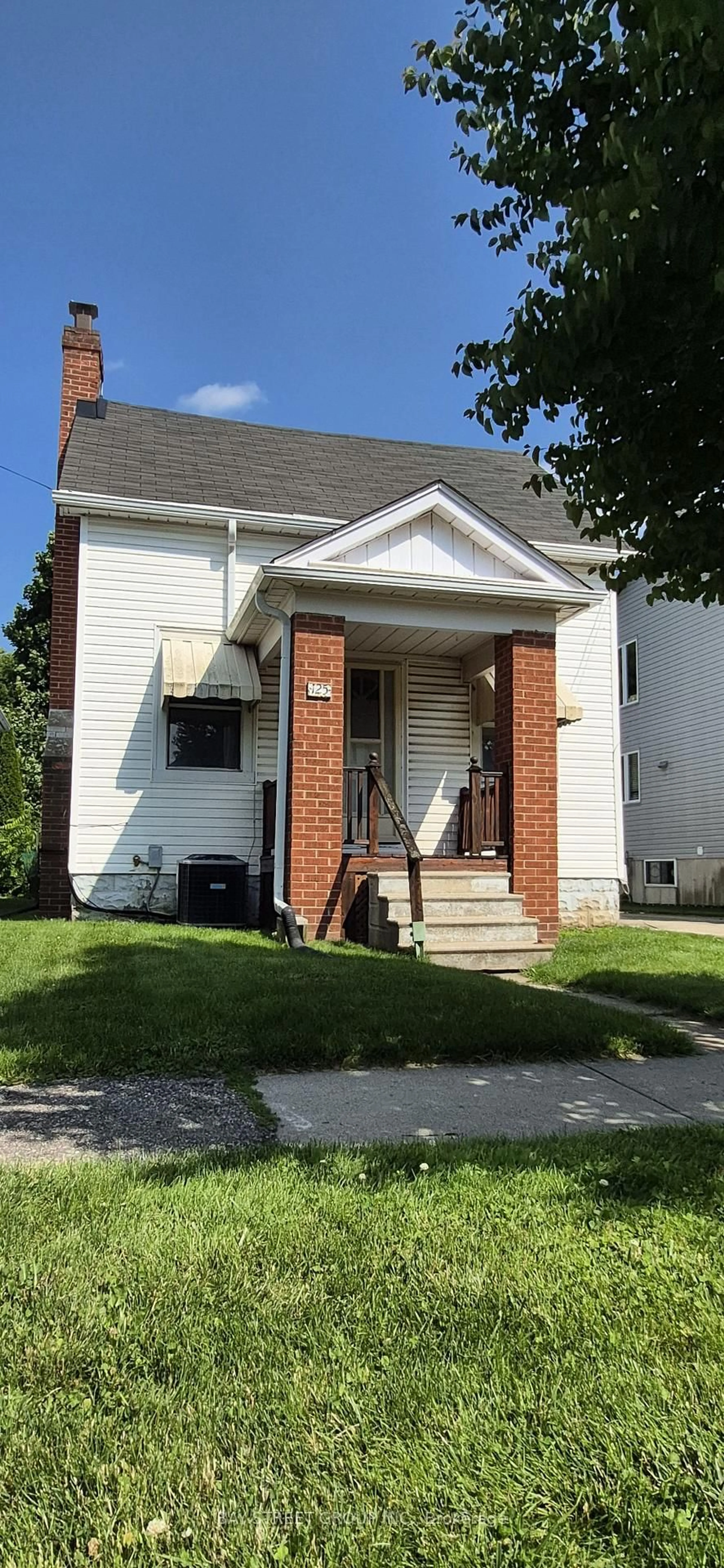 Home with brick exterior material, street for 125 Broadway Ave, Hamilton Ontario L8S 2W2