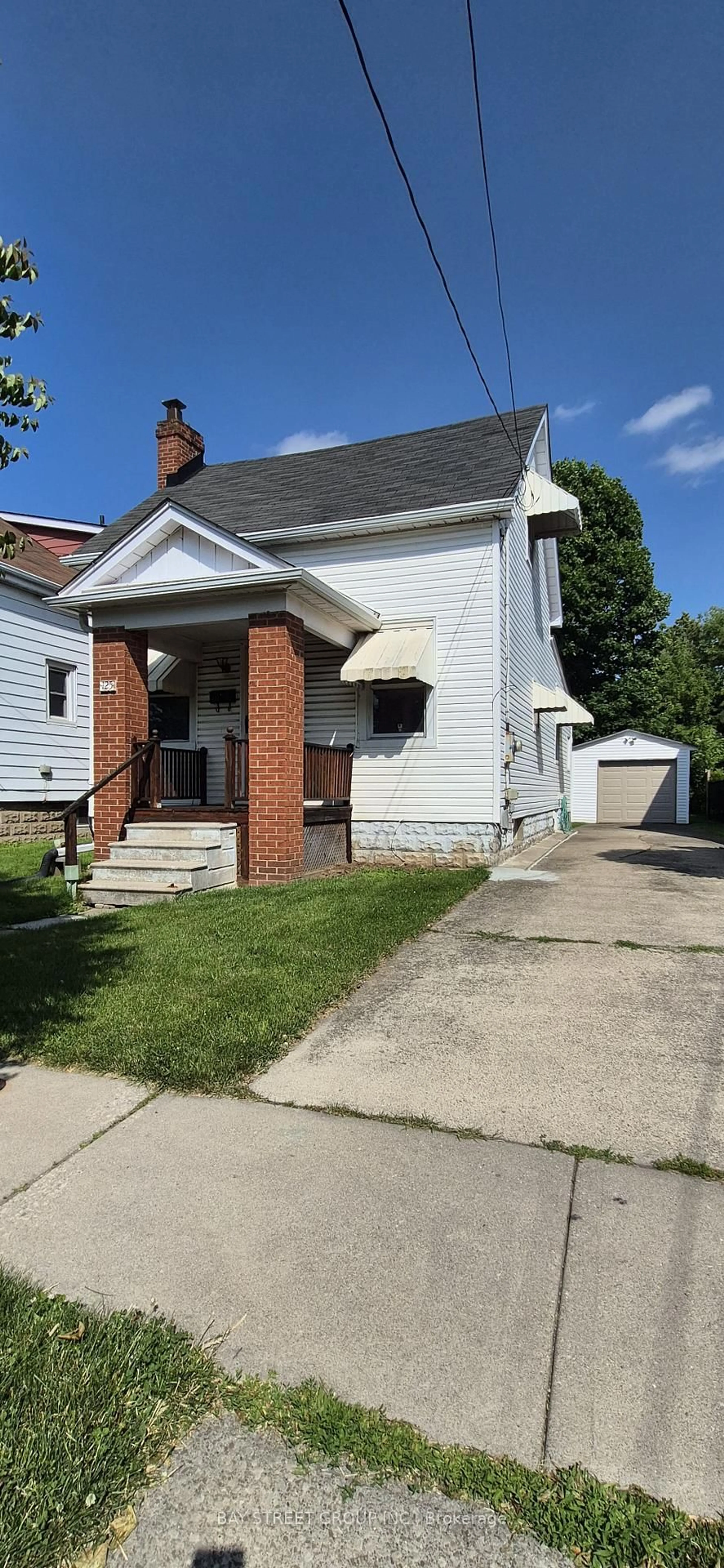 Home with brick exterior material, street for 125 Broadway Ave, Hamilton Ontario L8S 2W2