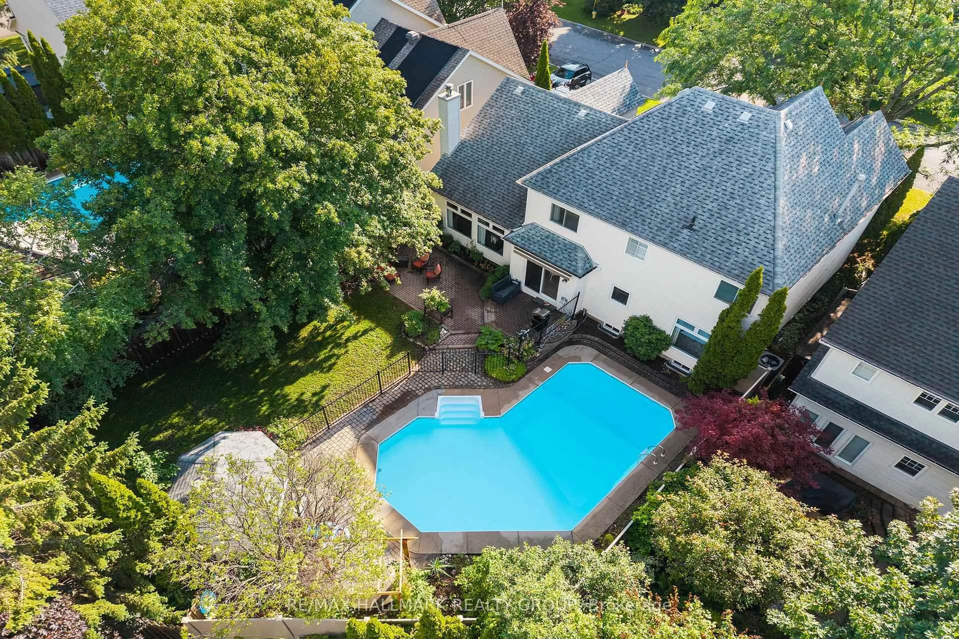 A pic from outside/outdoor area/front of a property/back of a property/a pic from drone, street for 24 Wendell Ave, Stittsville Ontario K2S 1G9