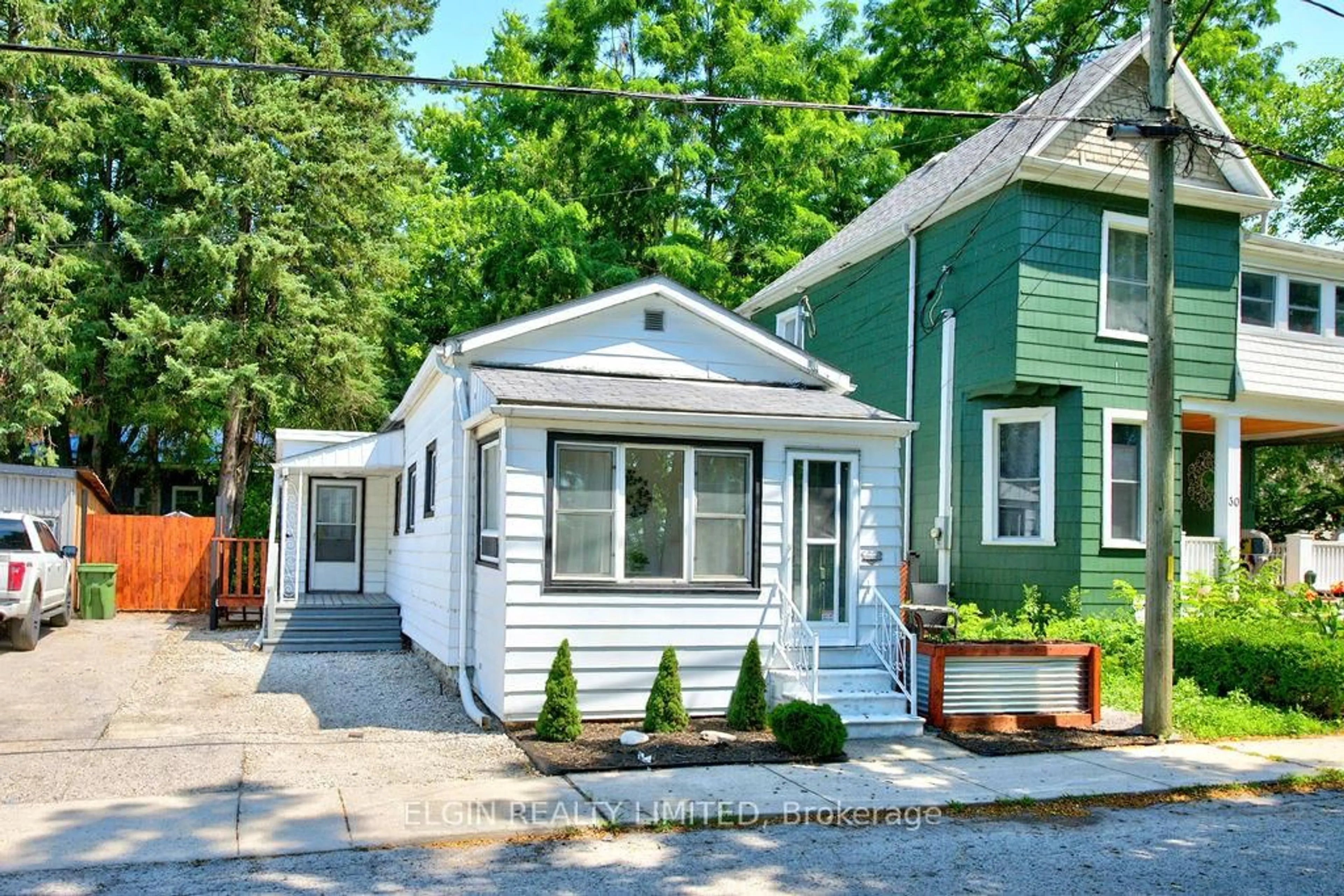 Home with vinyl exterior material, street for 28 Walnut St, St. Thomas Ontario N5R 2Y6