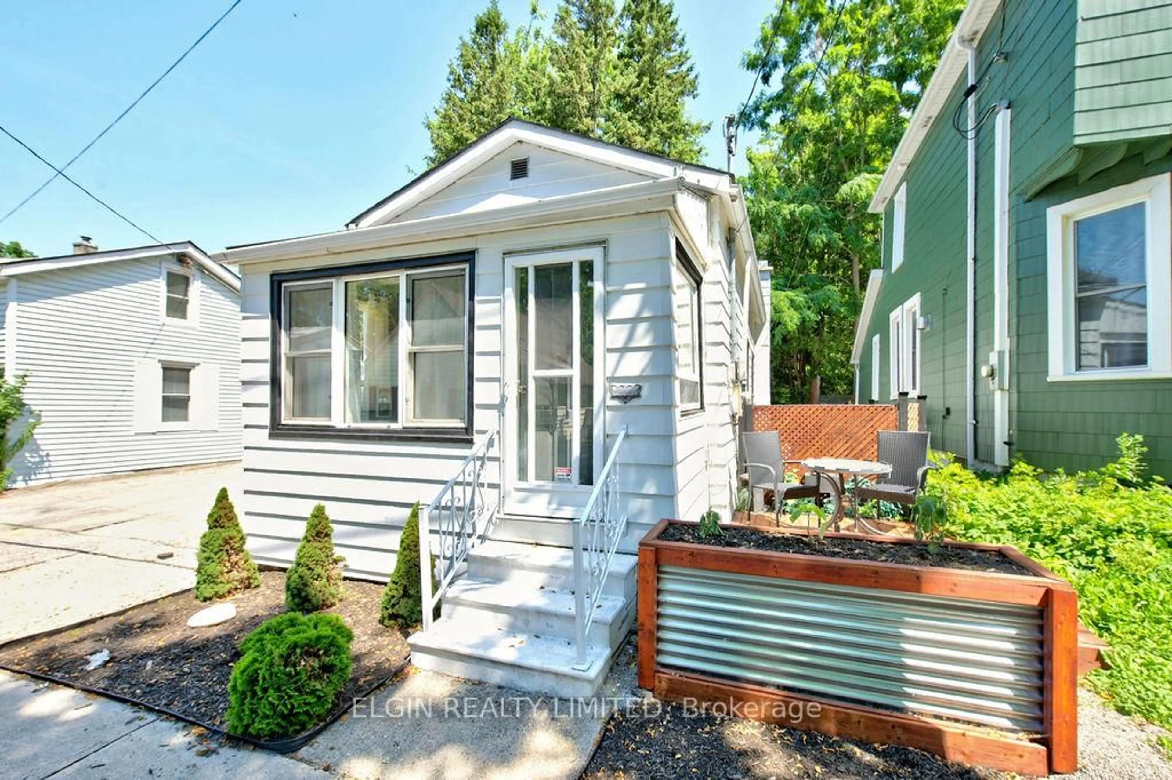 Home with vinyl exterior material, street for 28 Walnut St, St. Thomas Ontario N5R 2Y6