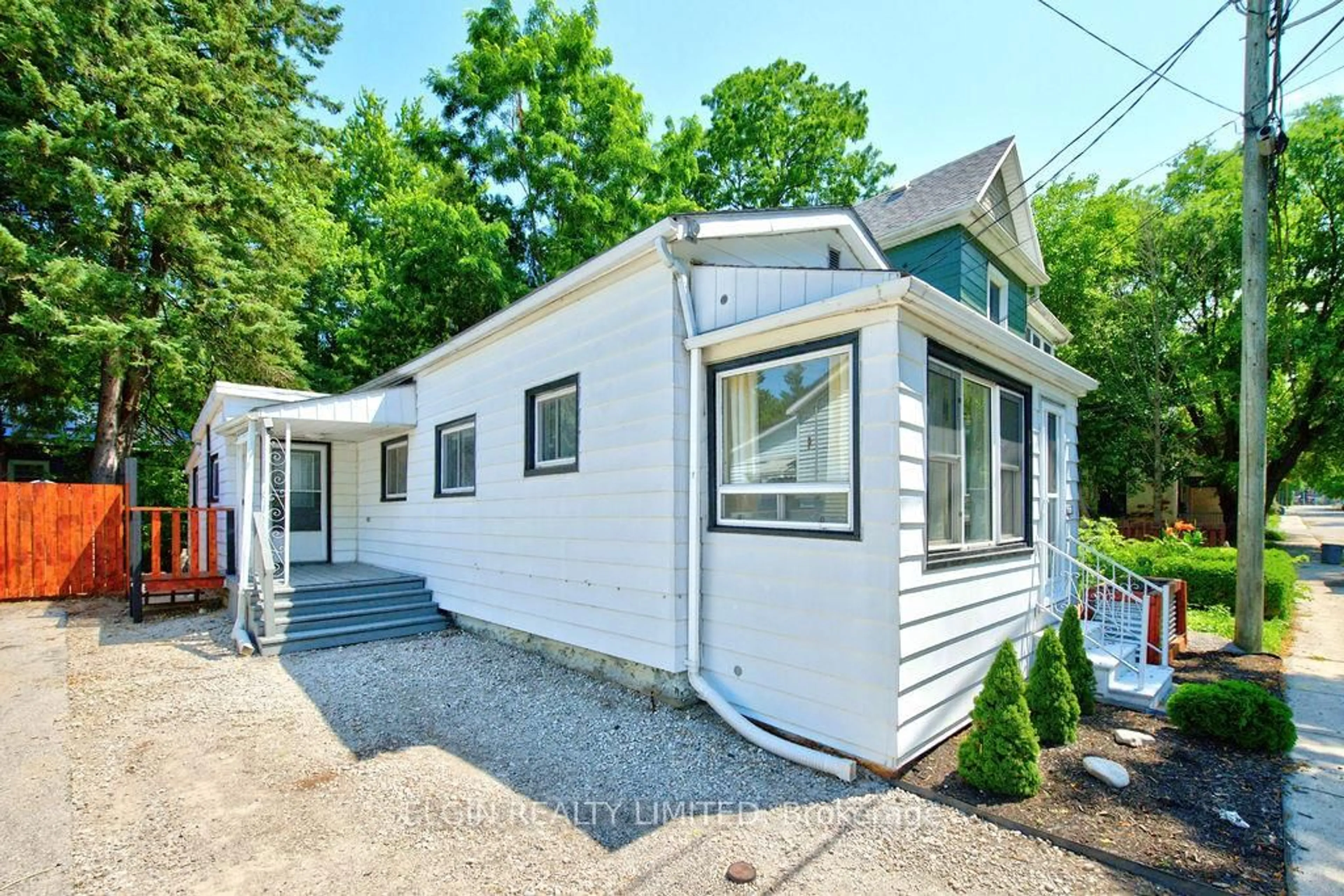 Home with vinyl exterior material, street for 28 Walnut St, St. Thomas Ontario N5R 2Y6