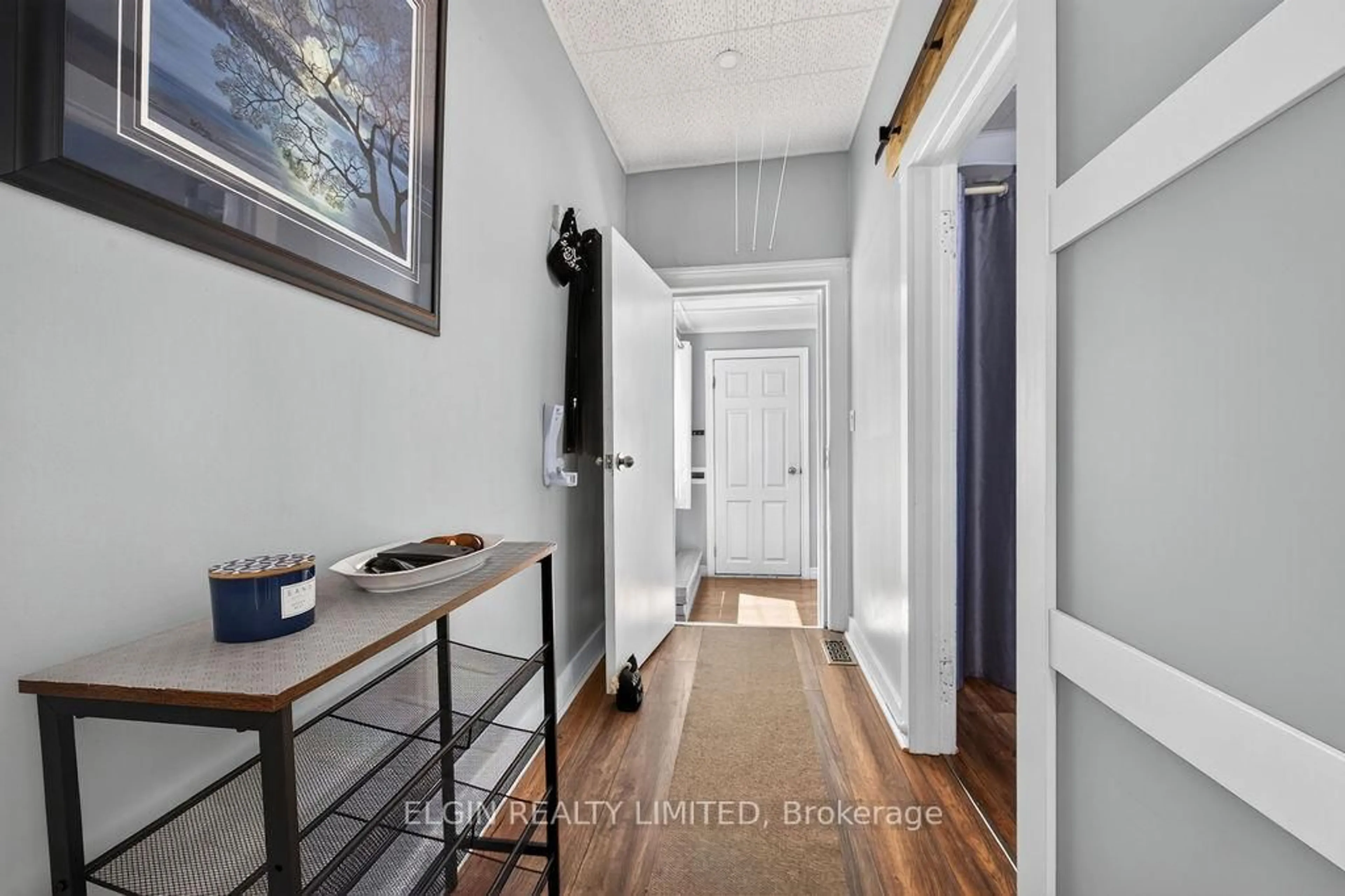Indoor entryway for 28 Walnut St, St. Thomas Ontario N5R 2Y6