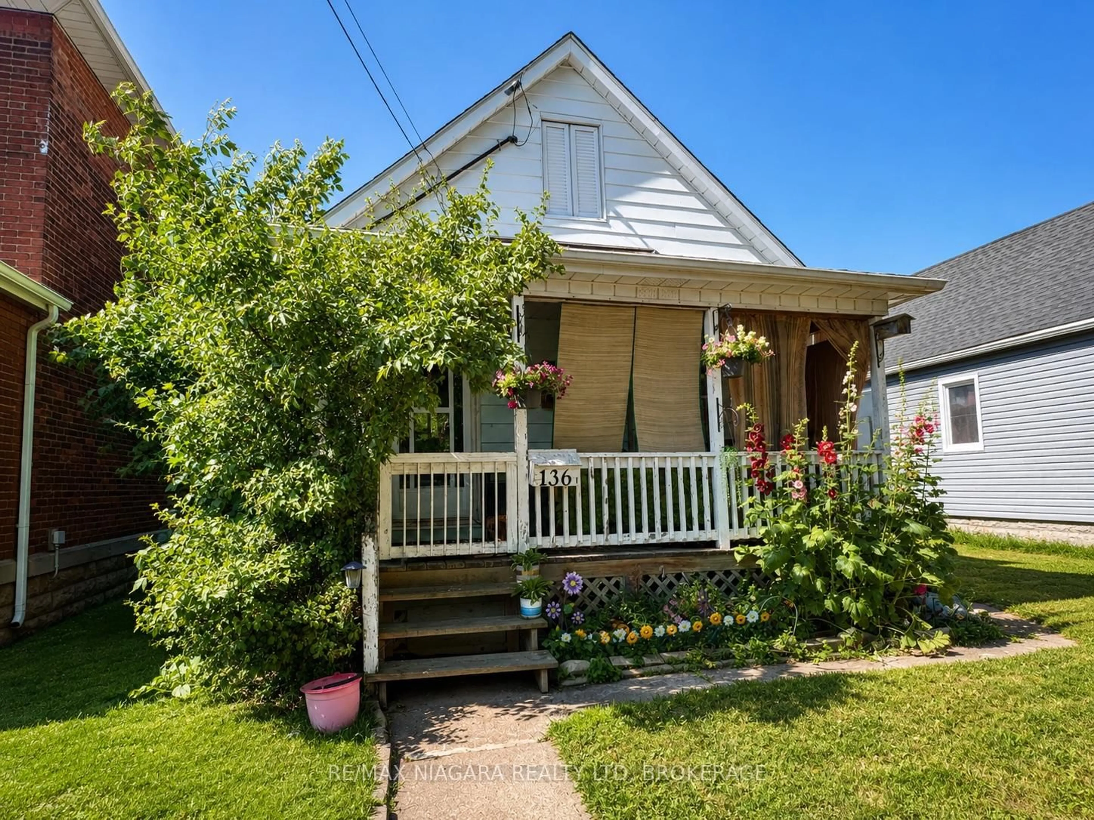Home with vinyl exterior material, street for 136 Regent St, Welland Ontario L3B 4H8