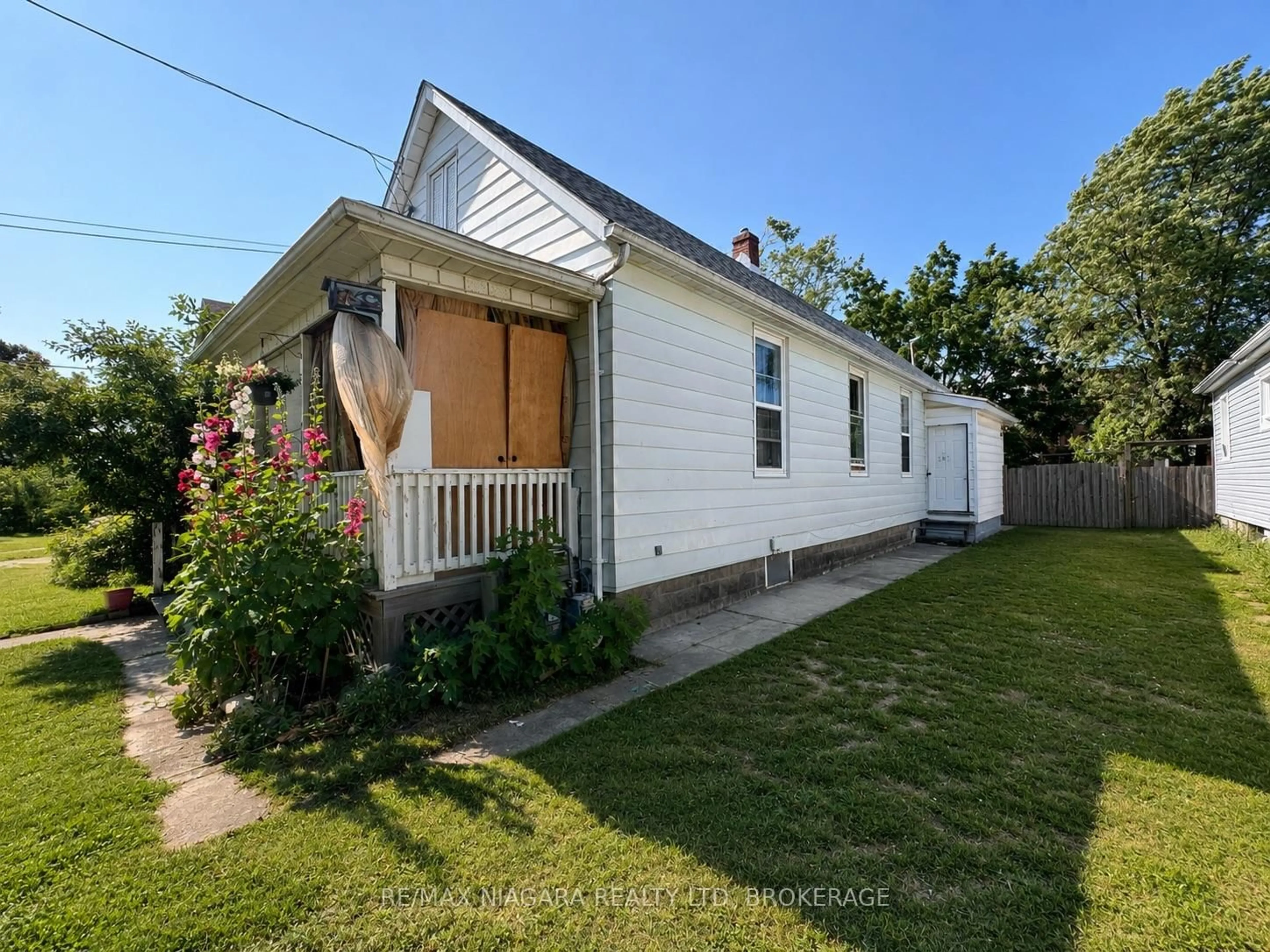 A pic from outside/outdoor area/front of a property/back of a property/a pic from drone, street for 136 Regent St, Welland Ontario L3B 4H8