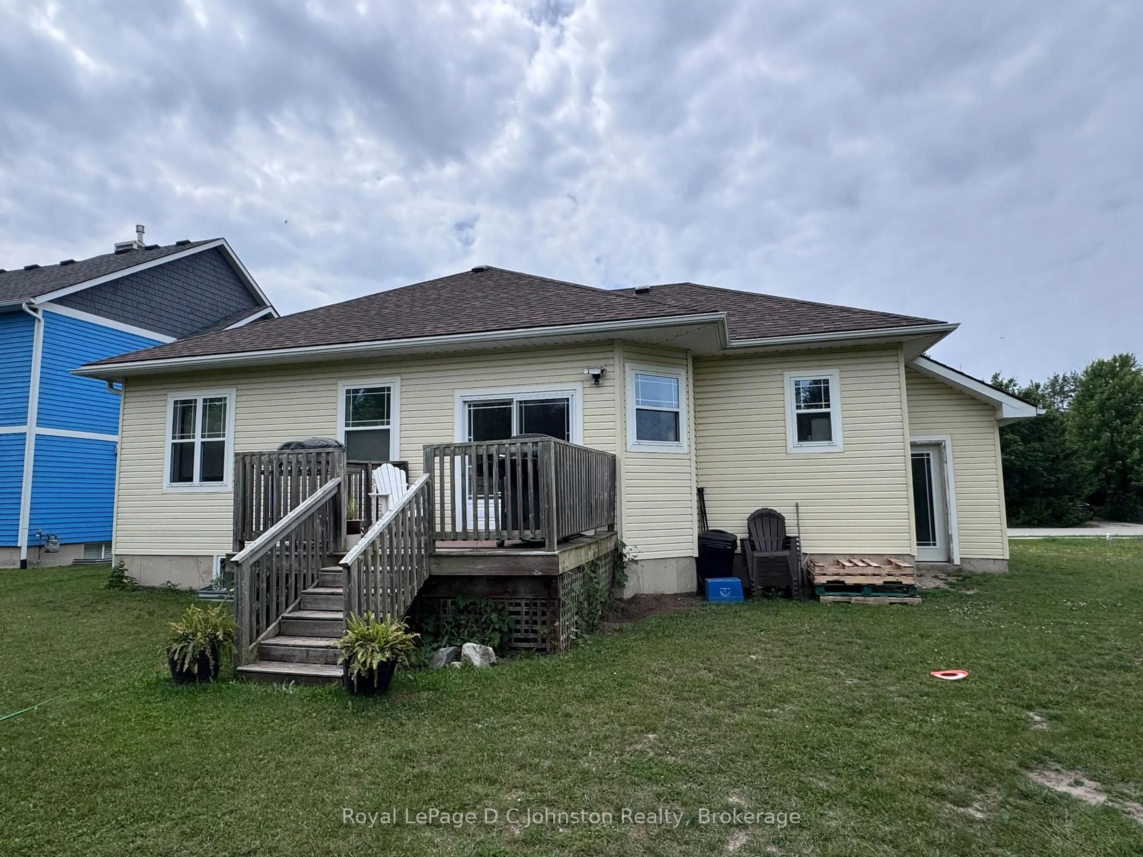 Home with vinyl exterior material, water/lake/river/ocean view for 214 Emerald Dr, Saugeen Shores Ontario N0H 2L0
