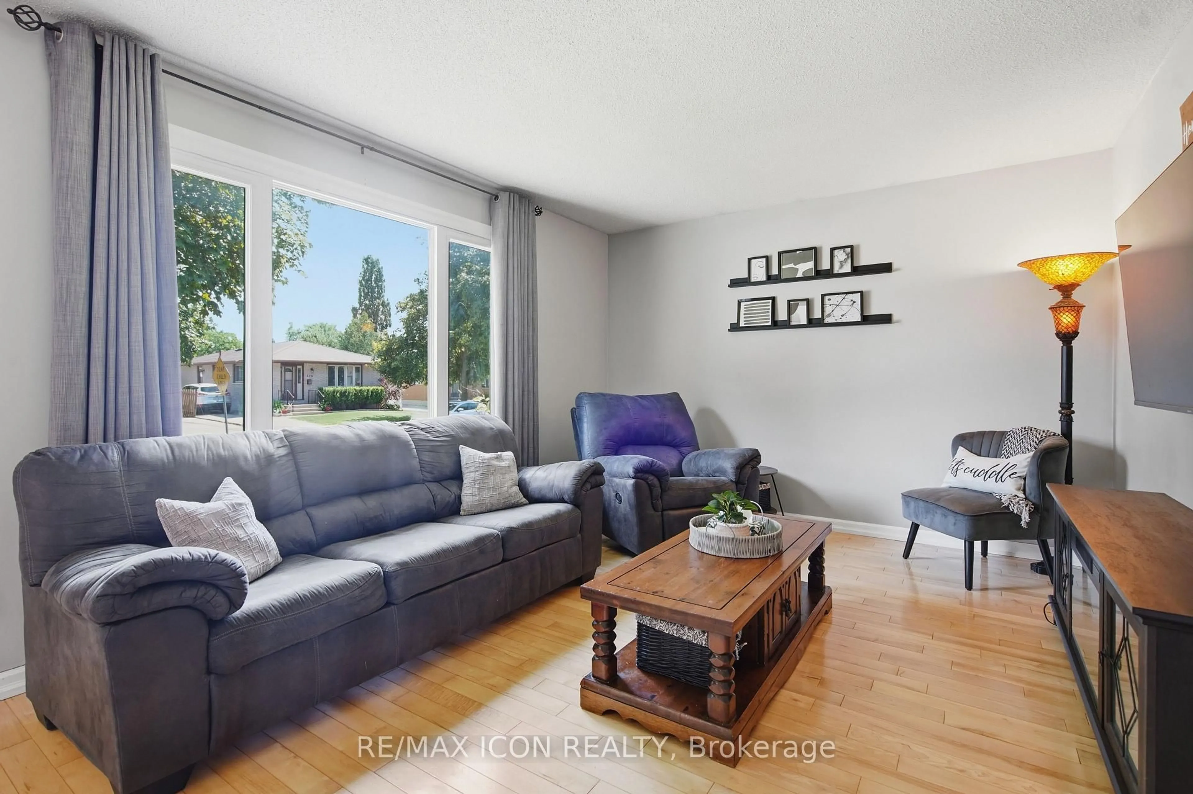 Living room with furniture, wood/laminate floor for 107 Rosamond Cres, London South Ontario N6E 2M7