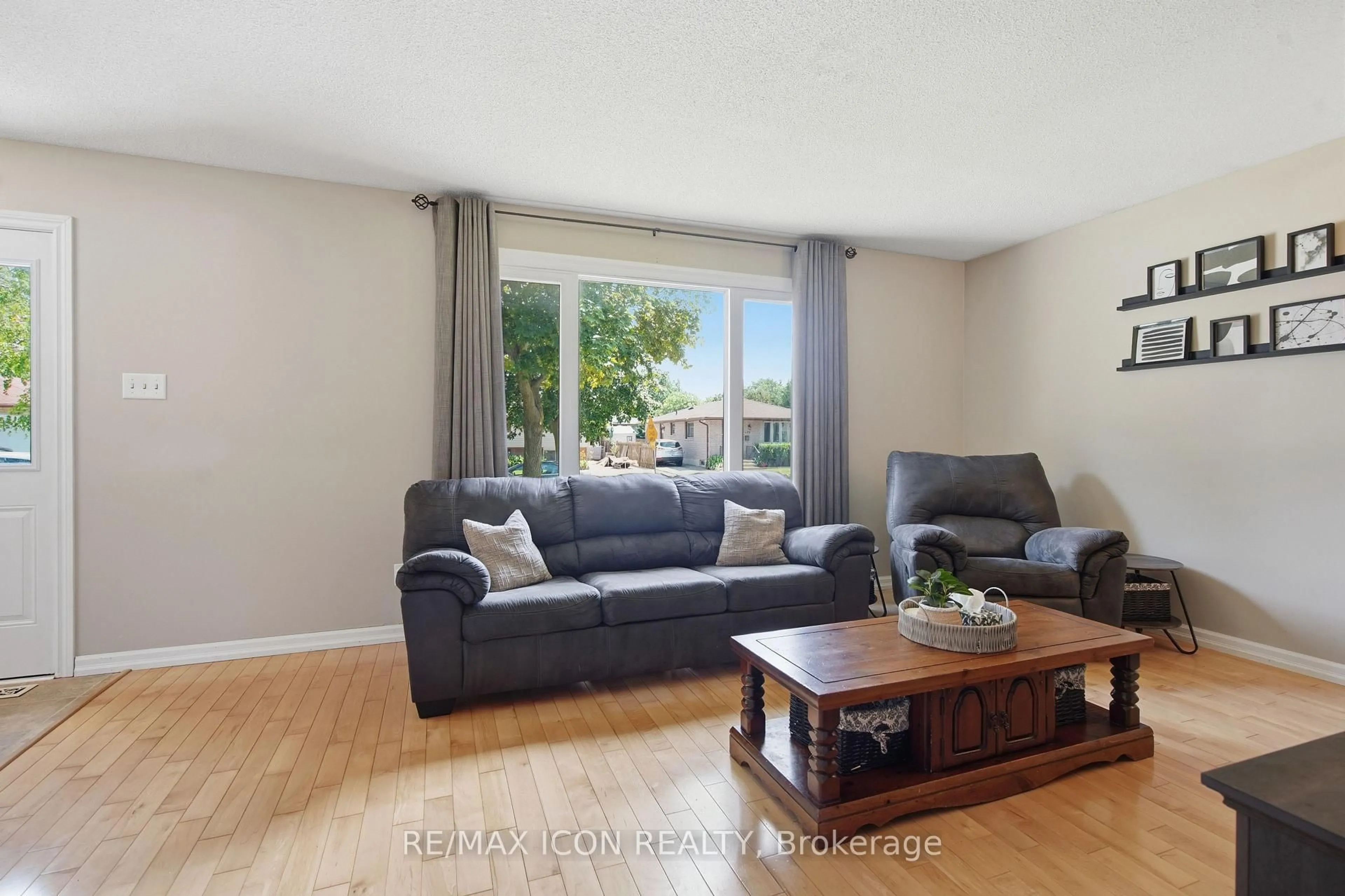 Living room with furniture, wood/laminate floor for 107 Rosamond Cres, London South Ontario N6E 2M7