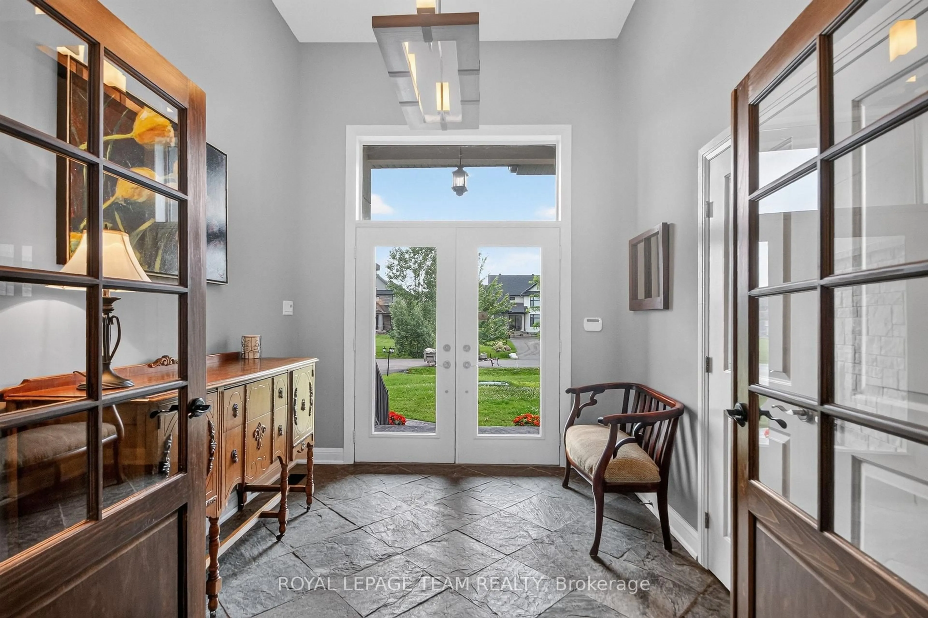 Indoor entryway for 1801 CEDARLAKES Way, Greely Ontario K4P 1G4