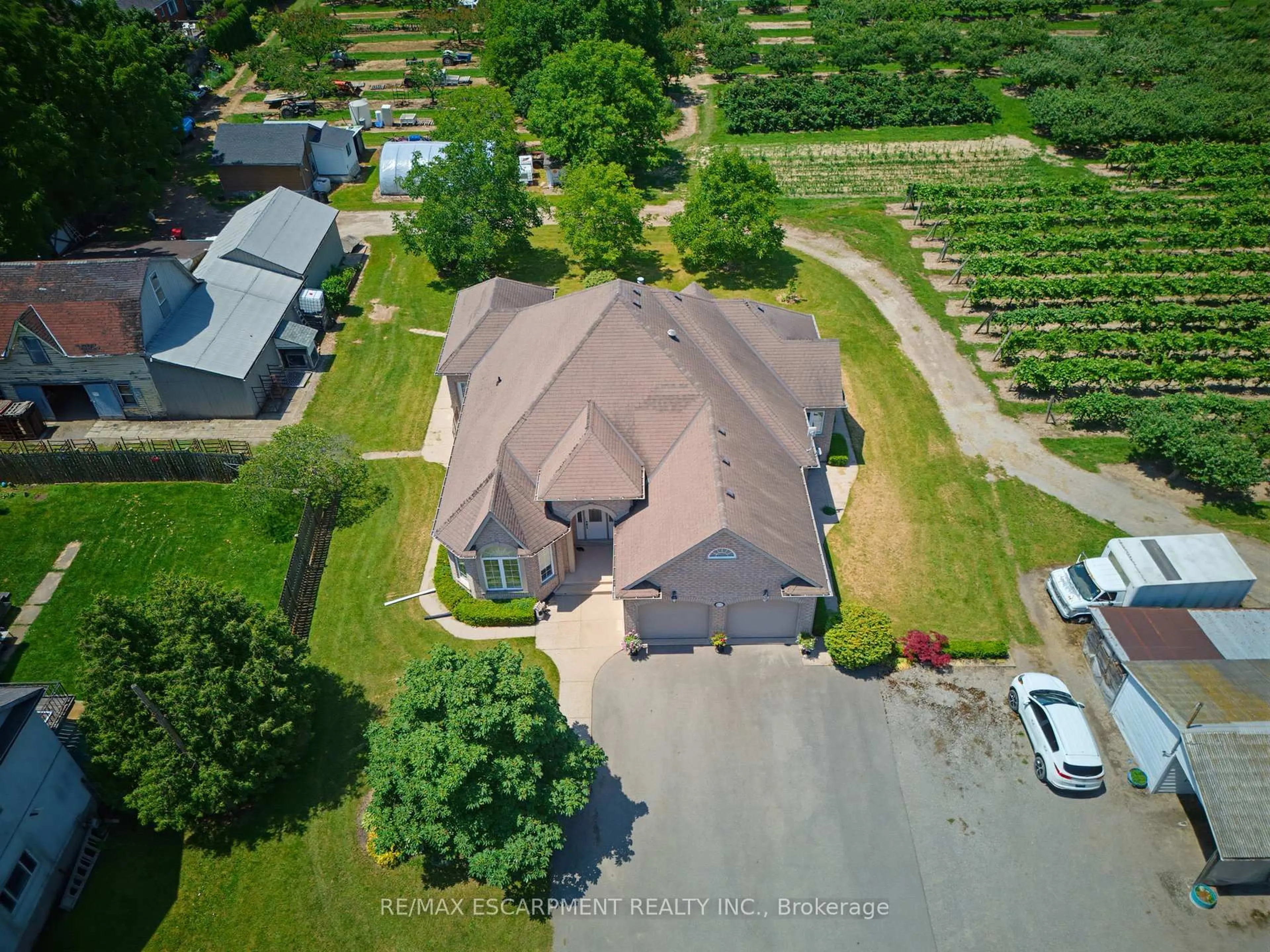 A pic from outside/outdoor area/front of a property/back of a property/a pic from drone, unknown for 4188 Victoria Ave, Lincoln Ontario L0R 2E0