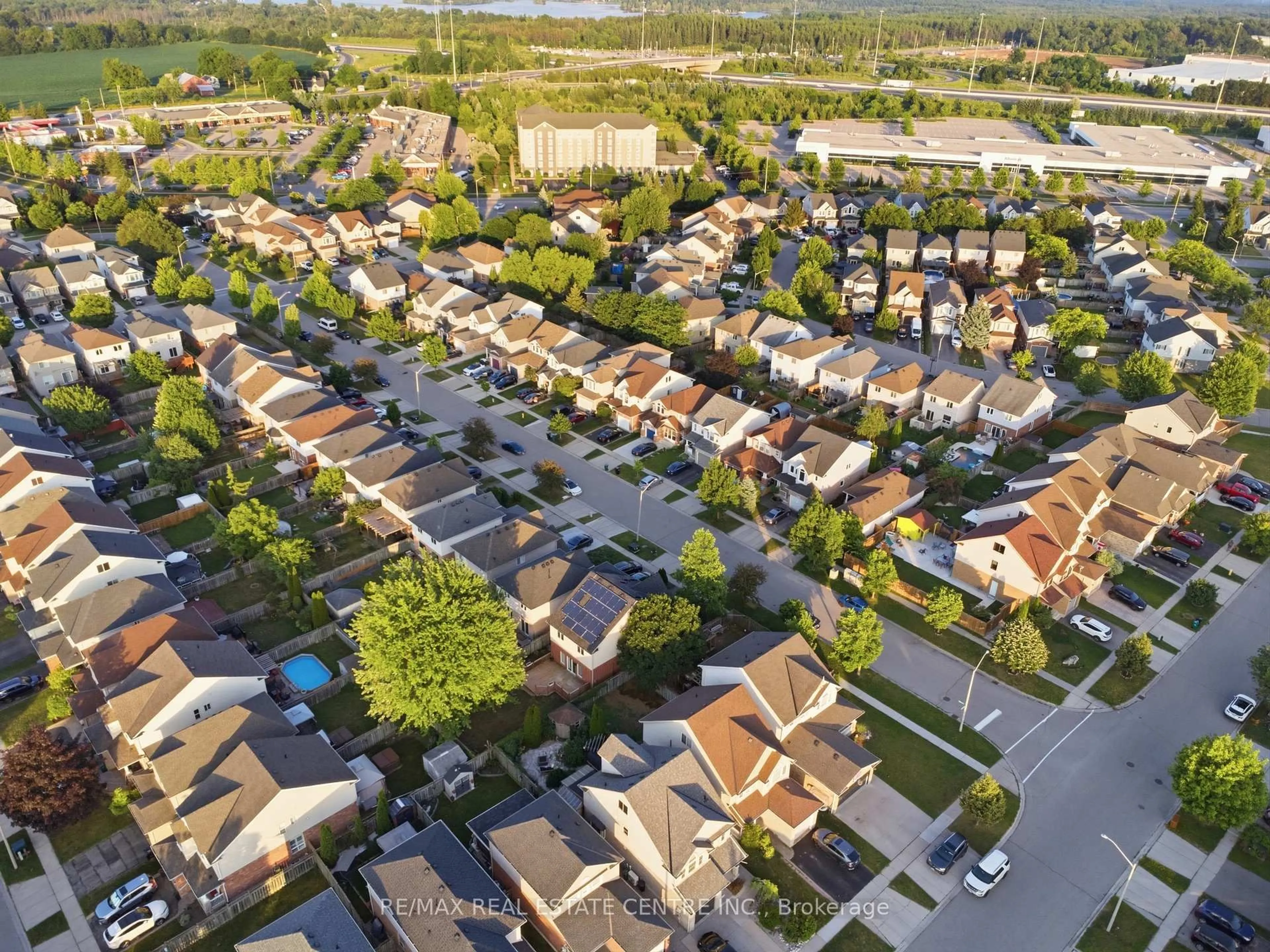 A pic from outside/outdoor area/front of a property/back of a property/a pic from drone, street for 128 Houghton St, Cambridge Ontario N3C 4L3