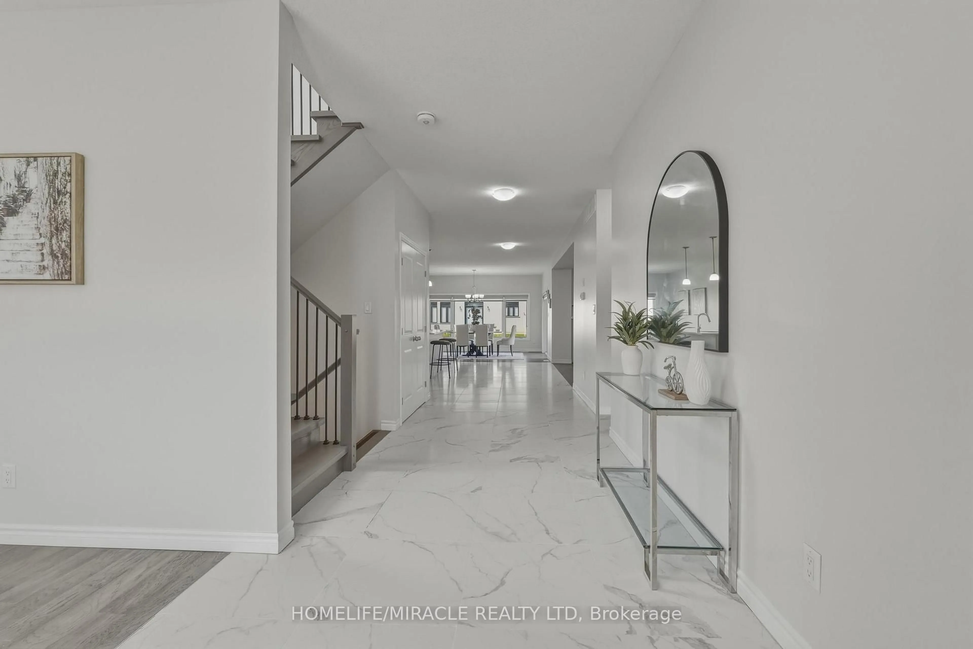 Indoor foyer for 4079 Campbell St, London South Ontario N6P 0H5