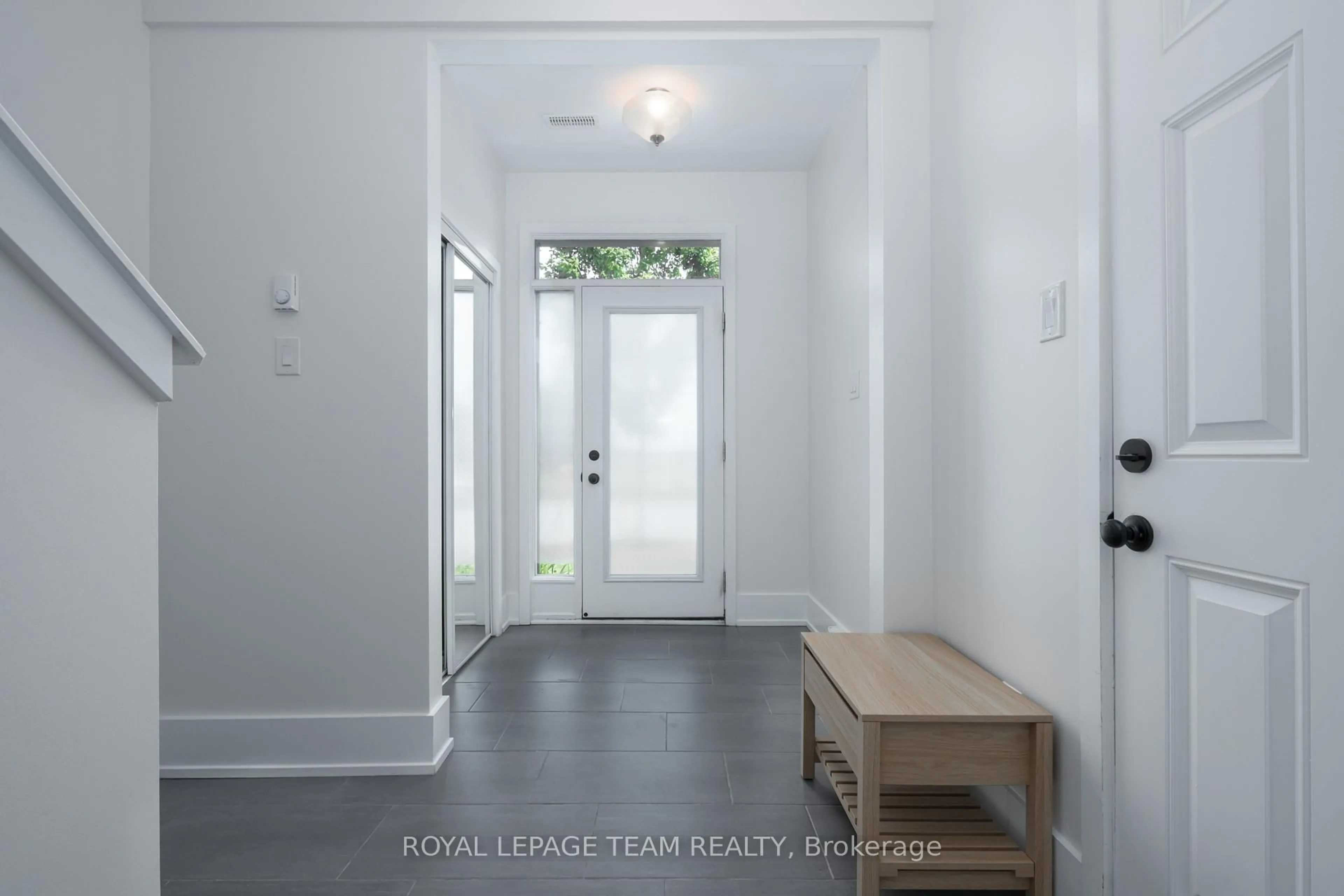 Indoor entryway for 168 Pictou Cres, Orleans Ontario K4A 0R2