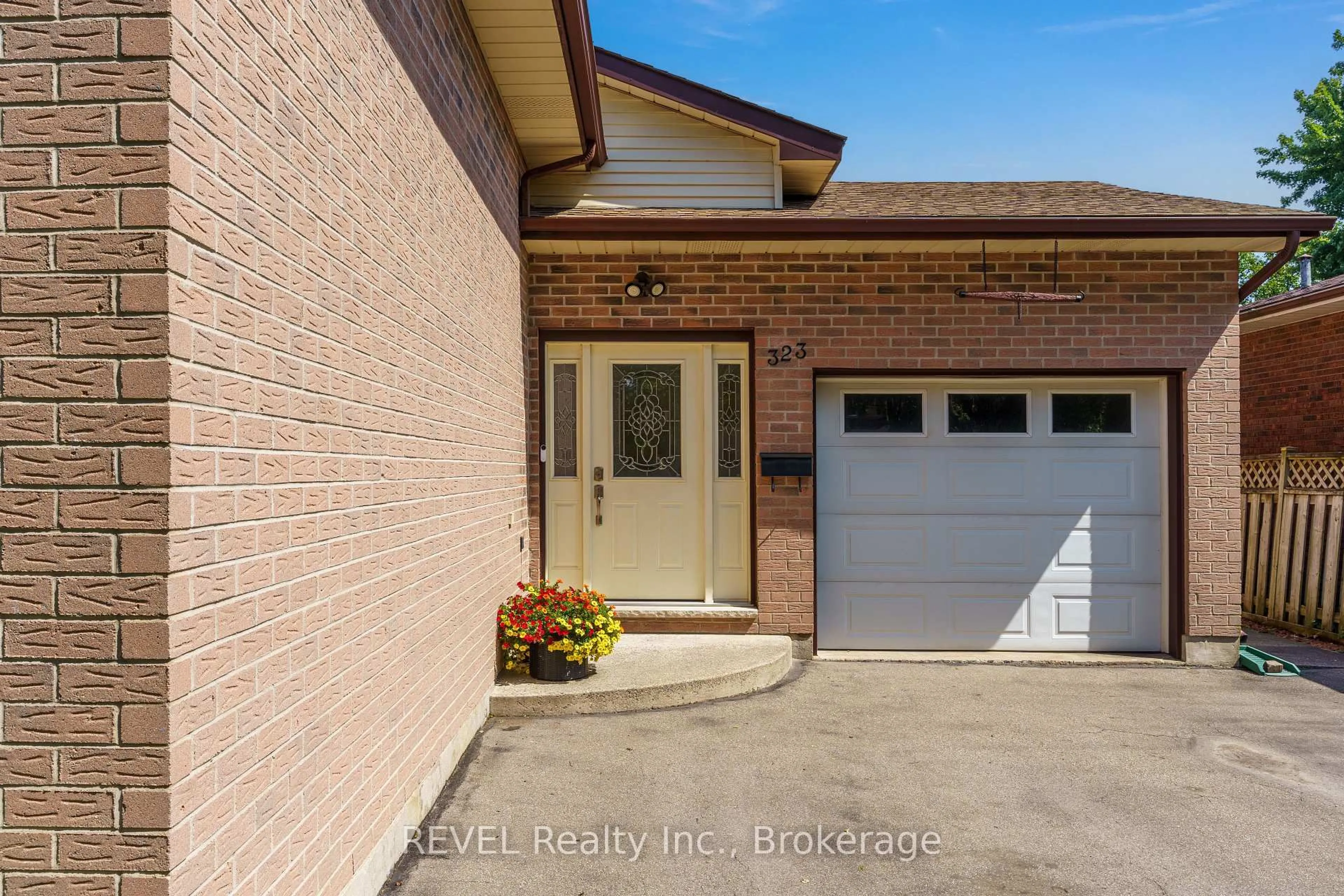 Home with brick exterior material, street for 323 Barrick Rd, Port Colborne Ontario L3K 4B6