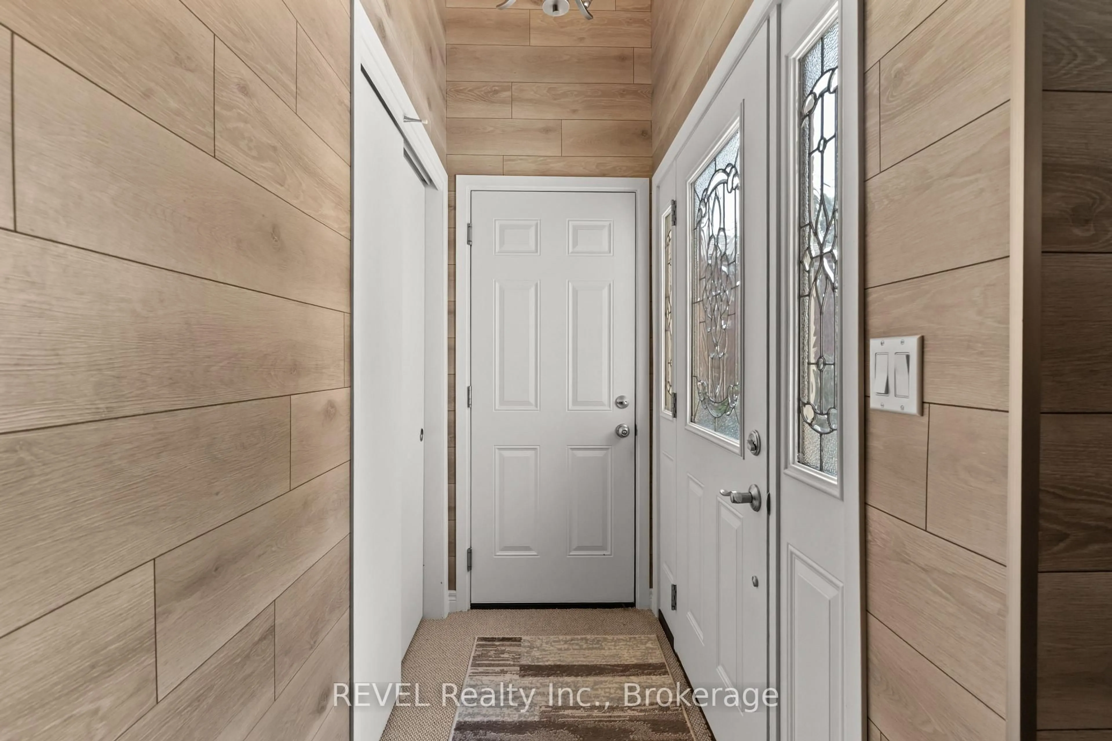 Indoor entryway for 323 Barrick Rd, Port Colborne Ontario L3K 4B6