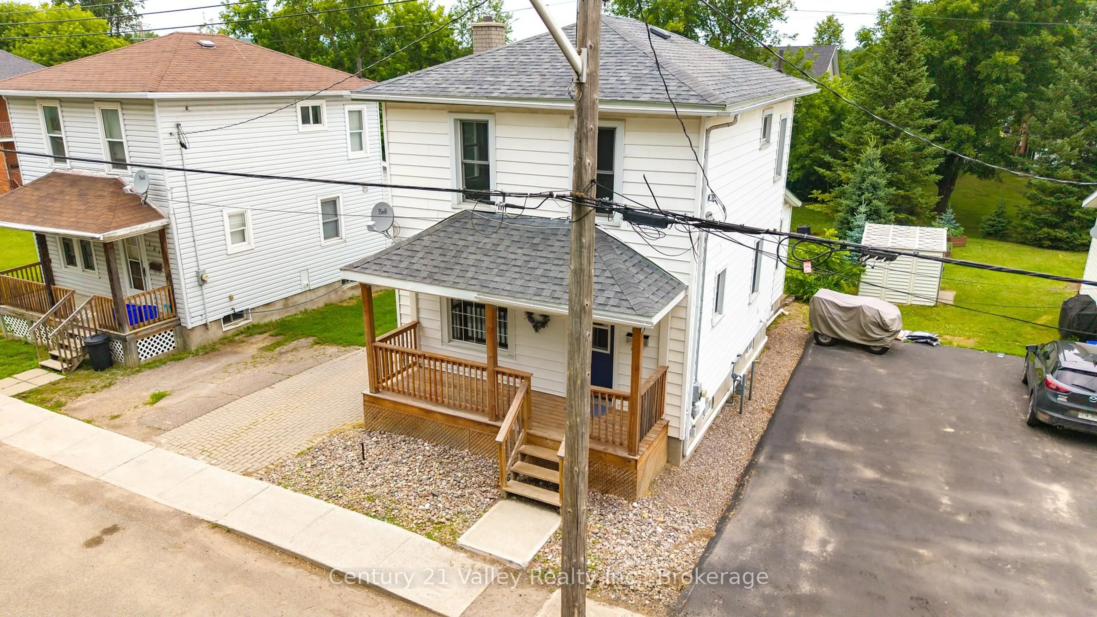 A pic from outside/outdoor area/front of a property/back of a property/a pic from drone, street for 127 Jennet St, Renfrew Ontario K7V 3C1