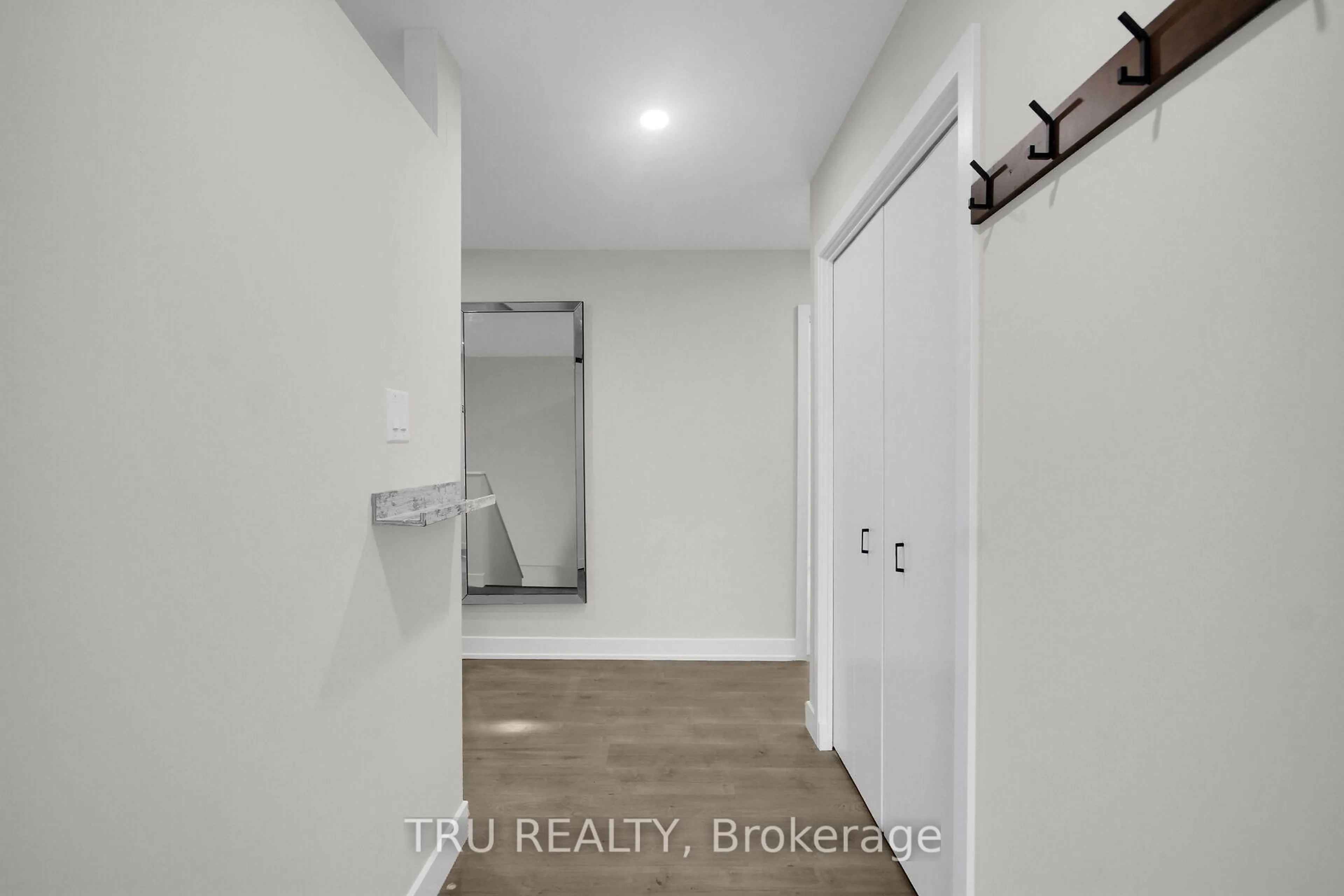 Indoor entryway for 26 Langholm Cres, Ottawa Ontario K2J 1H2