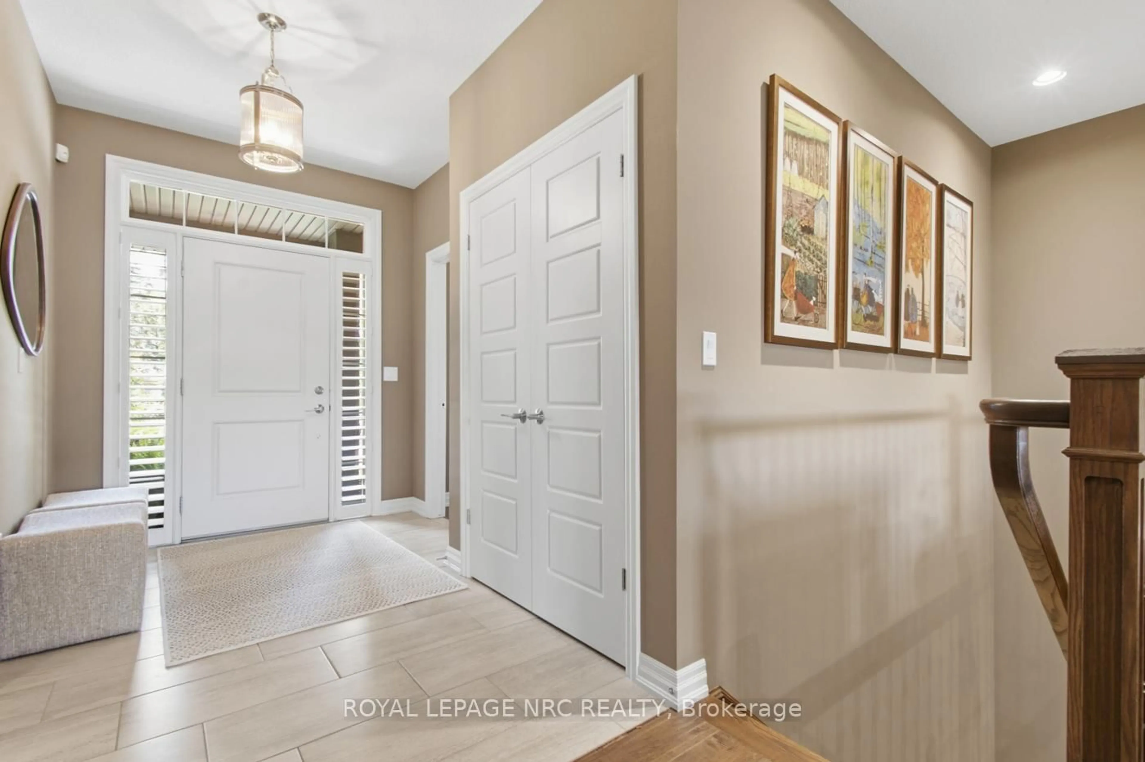 Indoor entryway for 167 Welland Rd, Pelham Ontario L3E 0L9