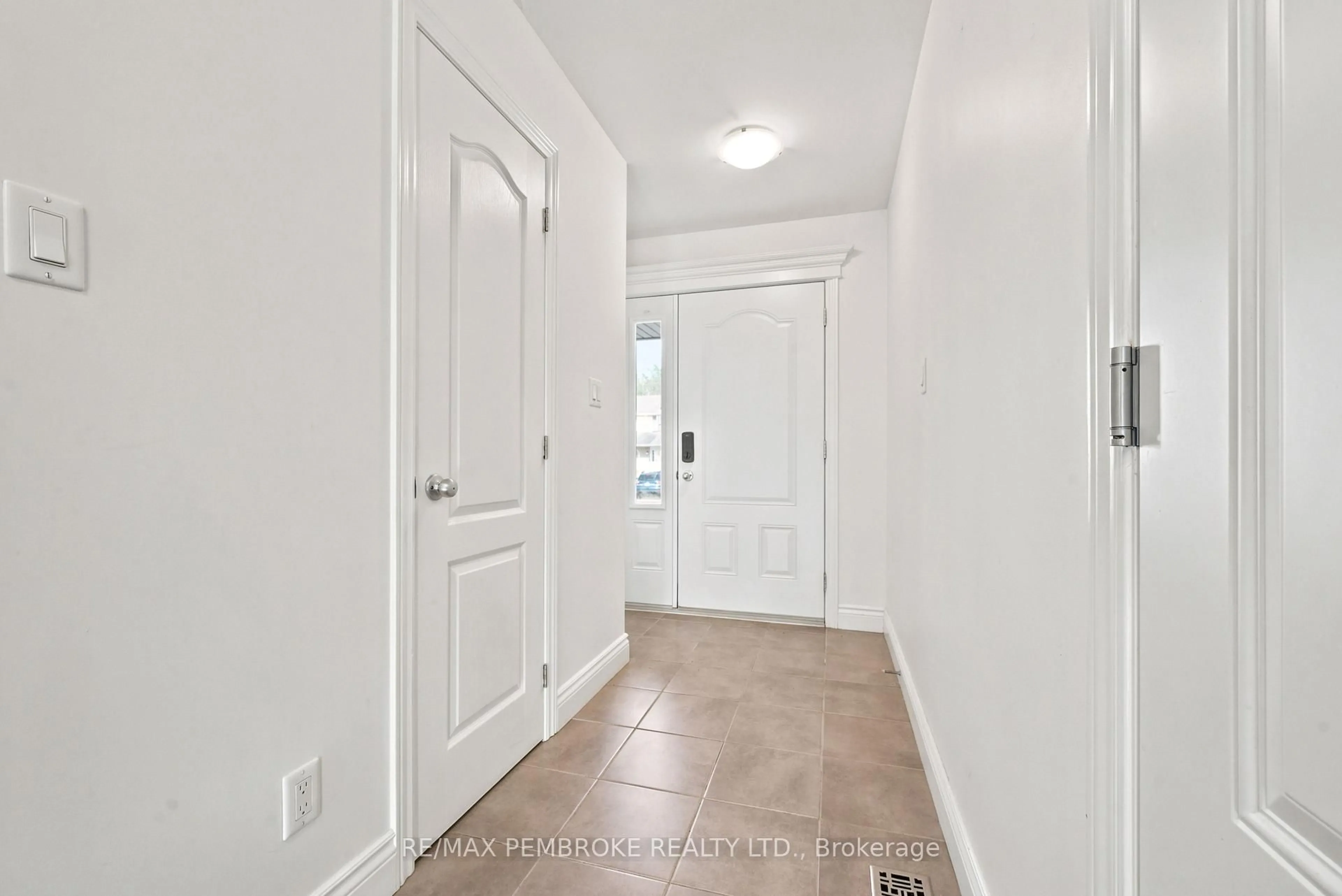 Indoor entryway for 30 Winston Ave, Petawawa Ontario K8H 0C1