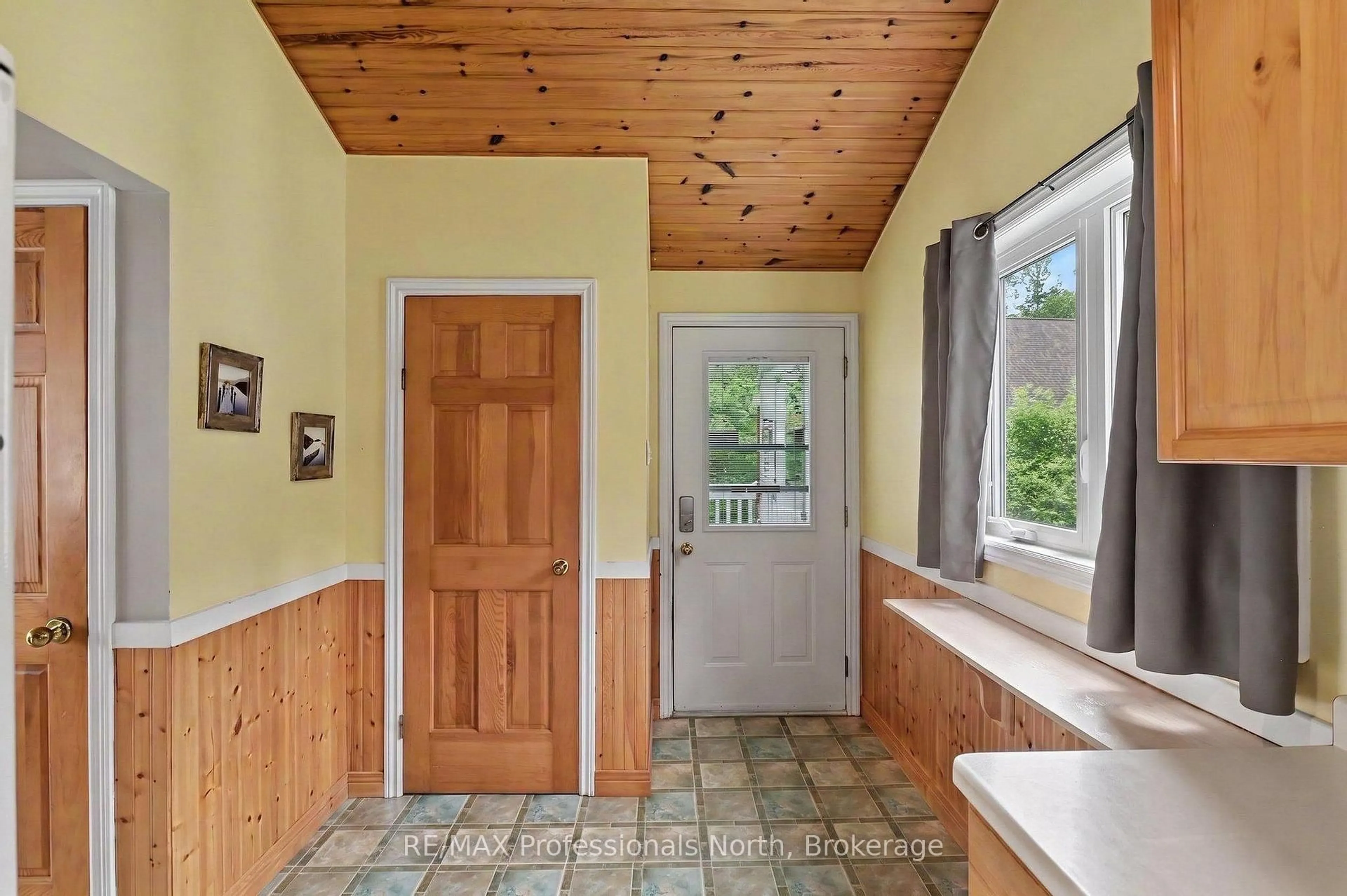 Indoor entryway for 1034 Ablett Crt, Algonquin Highlands Ontario K0M 1S0