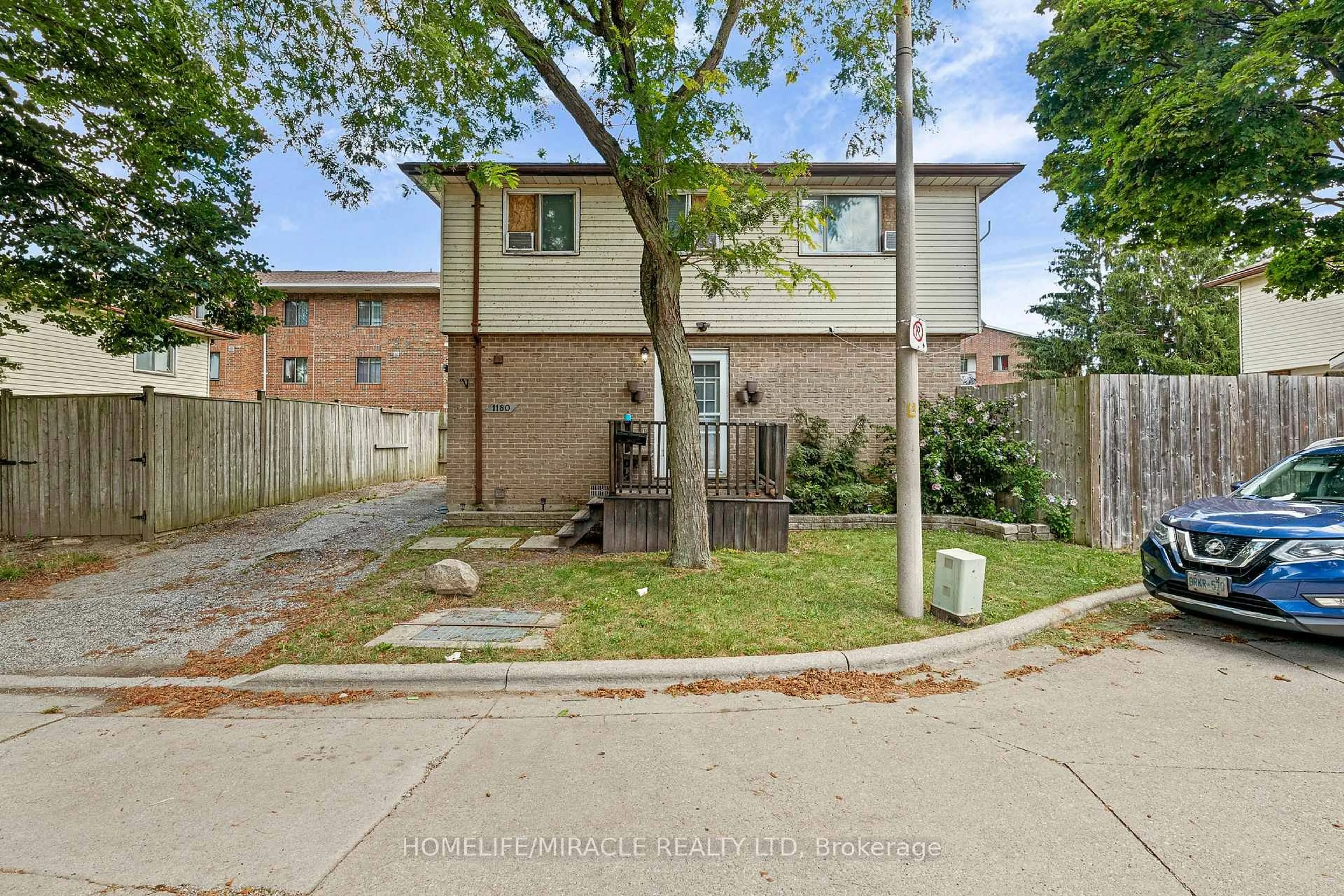 A pic from outside/outdoor area/front of a property/back of a property/a pic from drone, street for 1180 Heathfield Crt, Windsor Ontario N8S 4N9