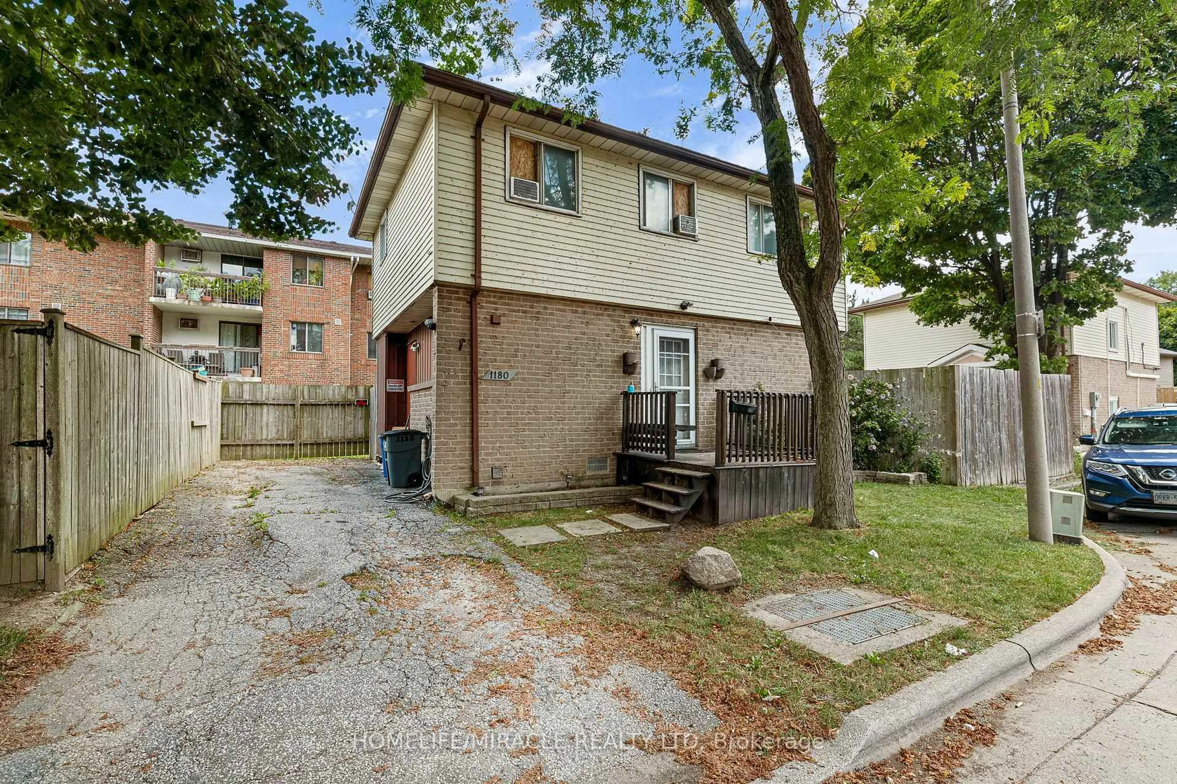 A pic from outside/outdoor area/front of a property/back of a property/a pic from drone, street for 1180 Heathfield Crt, Windsor Ontario N8S 4N9