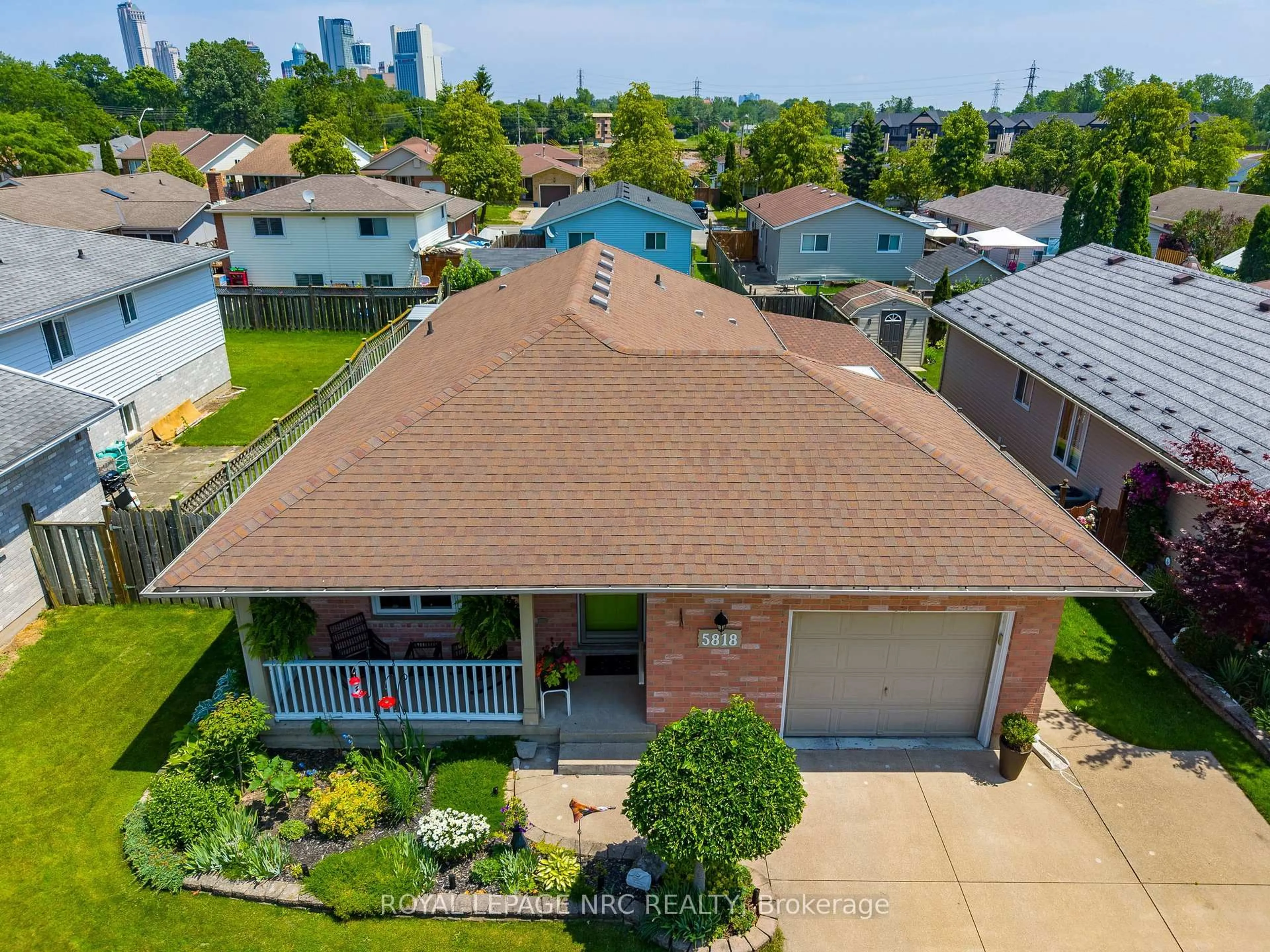 A pic from outside/outdoor area/front of a property/back of a property/a pic from drone, unknown for 5818 ASPEN Crt, Niagara Falls Ontario L2G 7V4