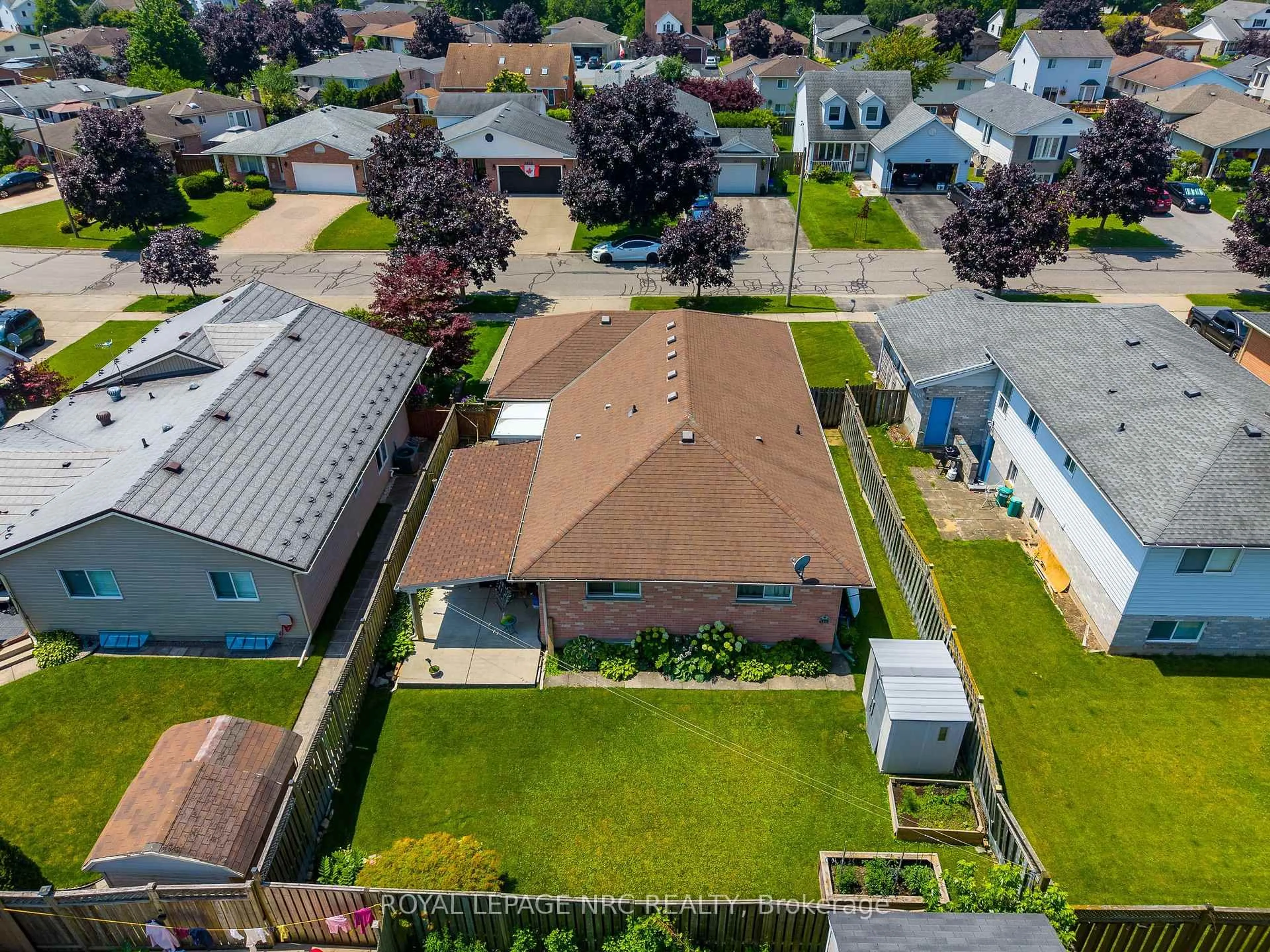 A pic from outside/outdoor area/front of a property/back of a property/a pic from drone, street for 5818 ASPEN Crt, Niagara Falls Ontario L2G 7V4