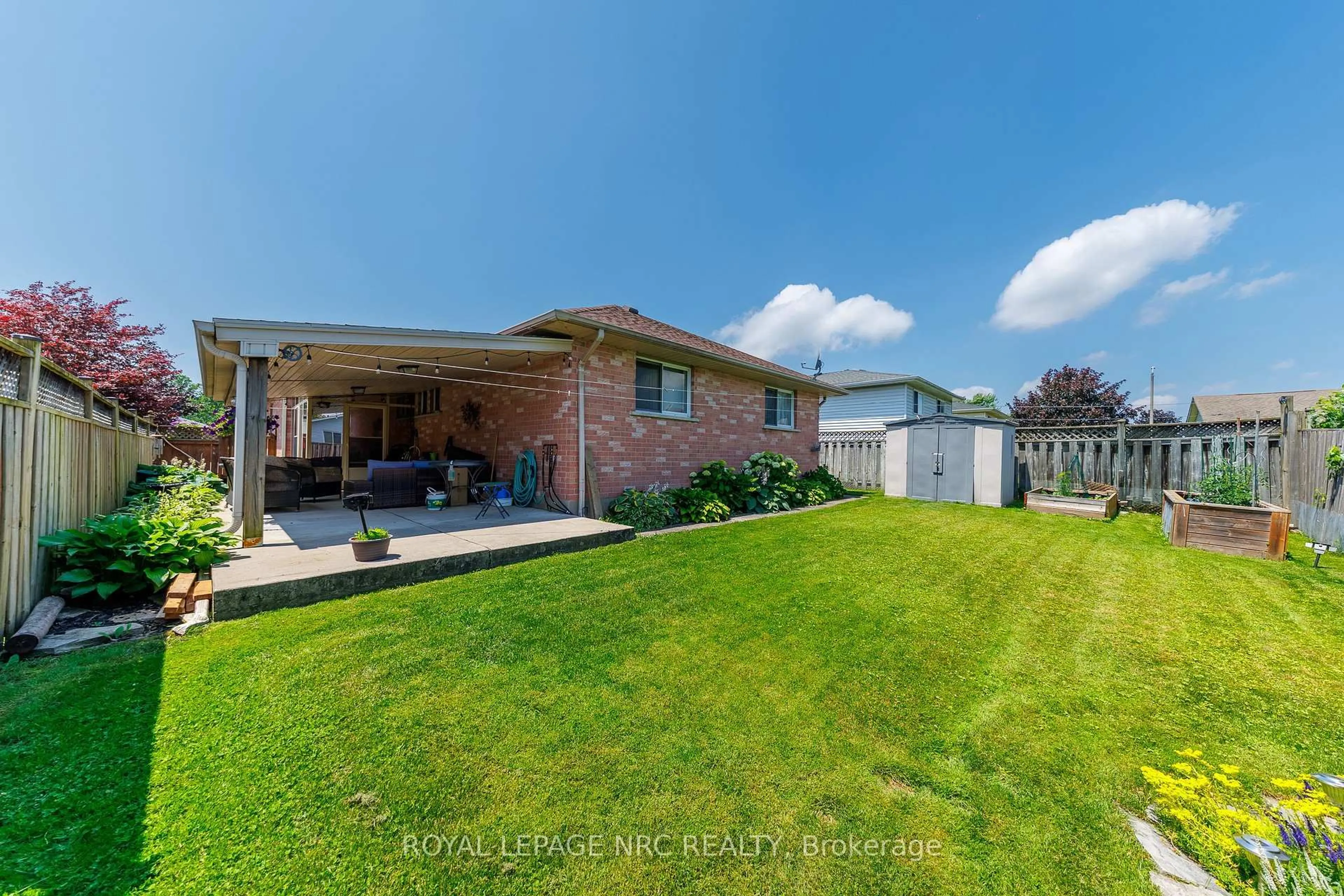 A pic from outside/outdoor area/front of a property/back of a property/a pic from drone, unknown for 5818 ASPEN Crt, Niagara Falls Ontario L2G 7V4