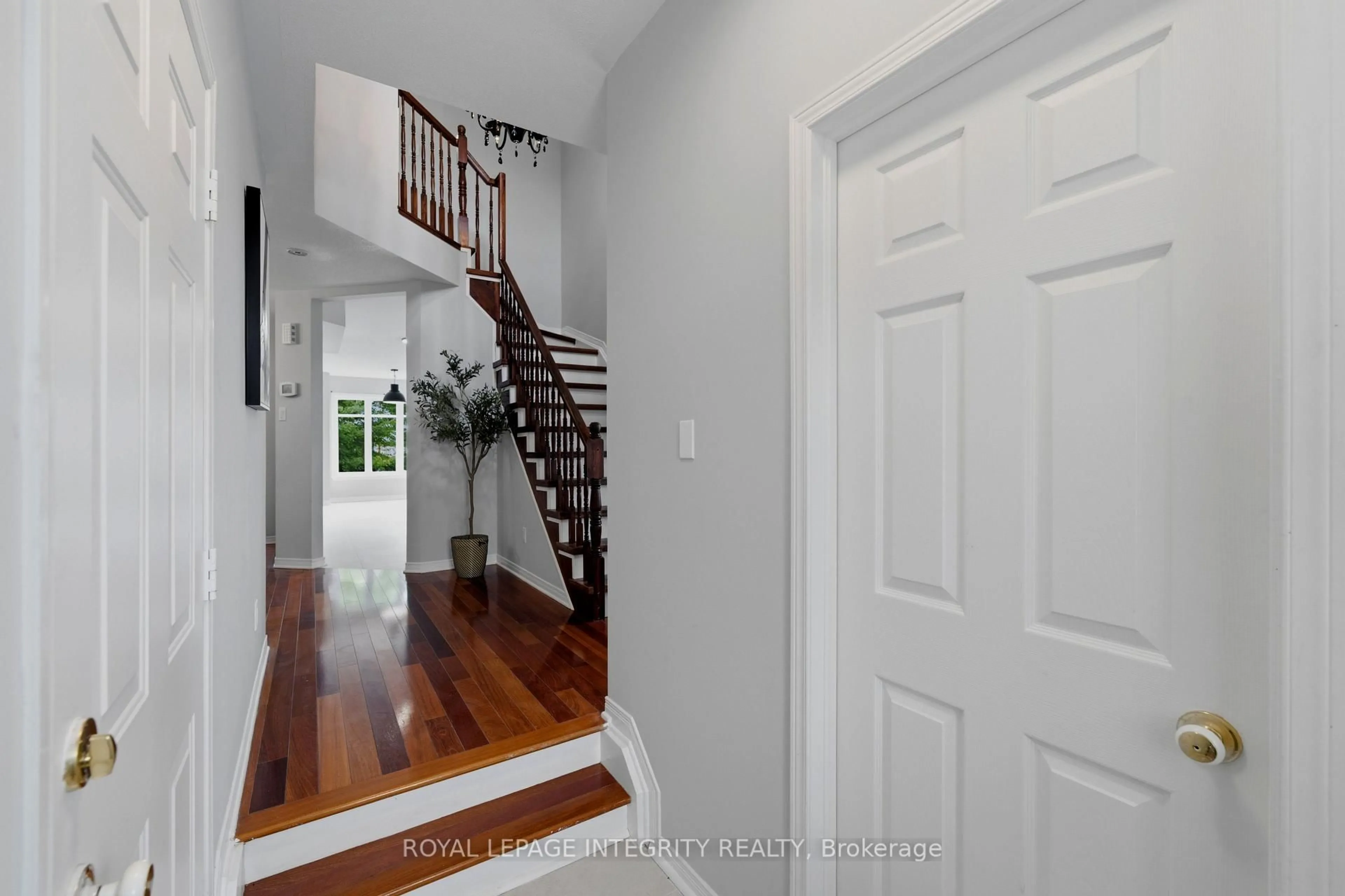 Indoor entryway for 160 DEERCROFT Ave, Ottawa Ontario K2J 5H9