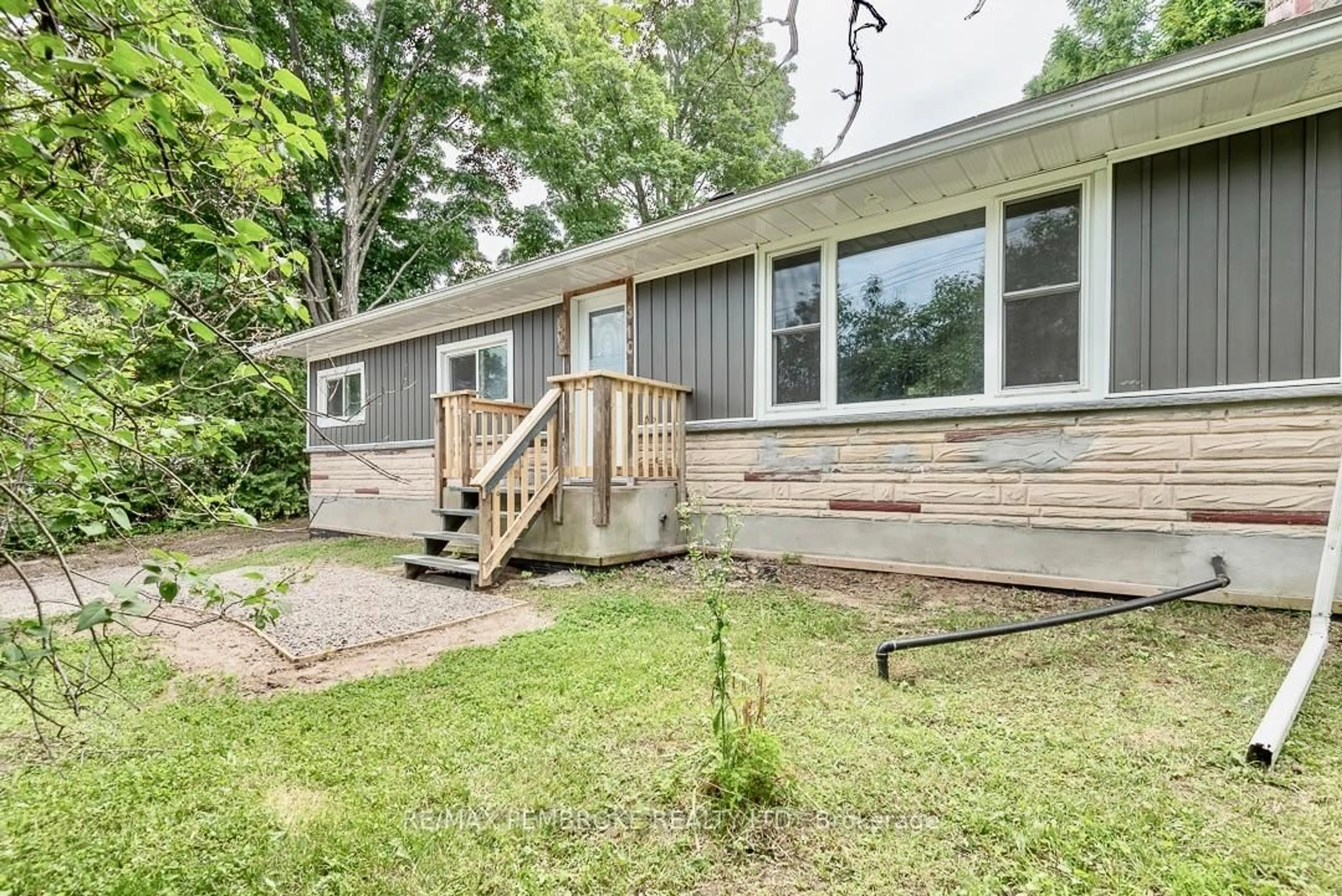 Home with vinyl exterior material, unknown for 310 Esther St, Pembroke Ontario K8A 3C7