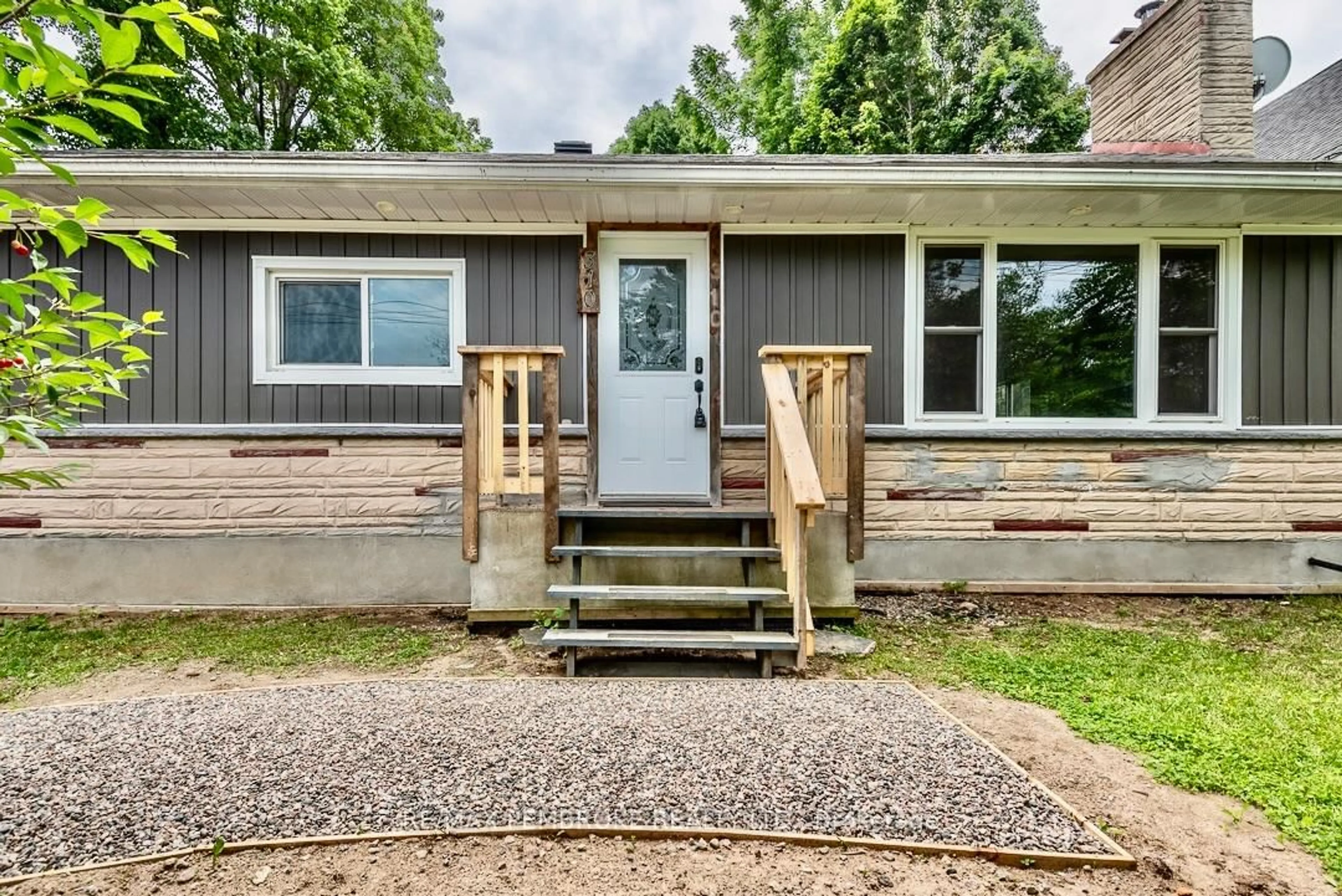 Home with vinyl exterior material, street for 310 Esther St, Pembroke Ontario K8A 3C7