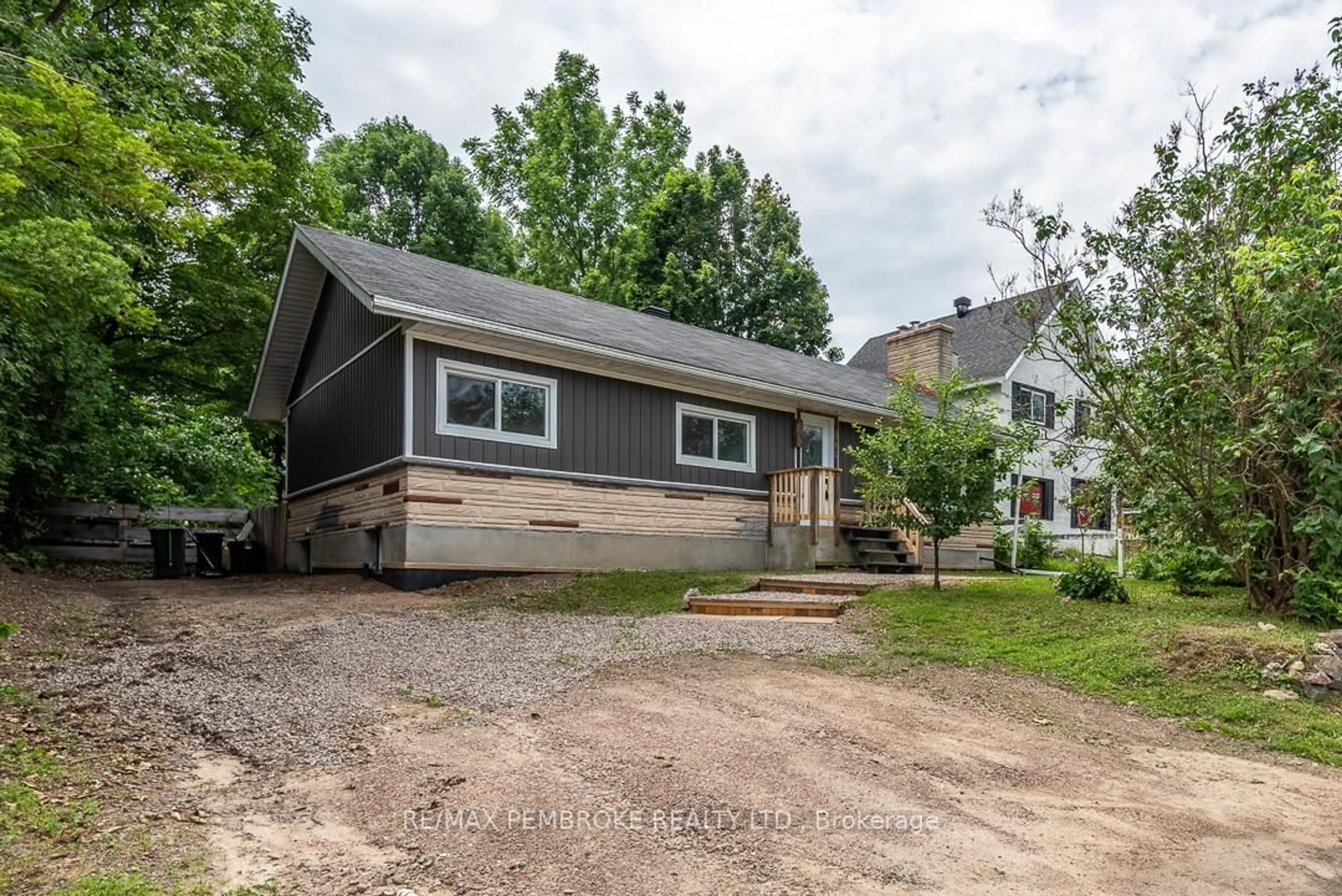 Unknown for 310 Esther St, Pembroke Ontario K8A 3C7
