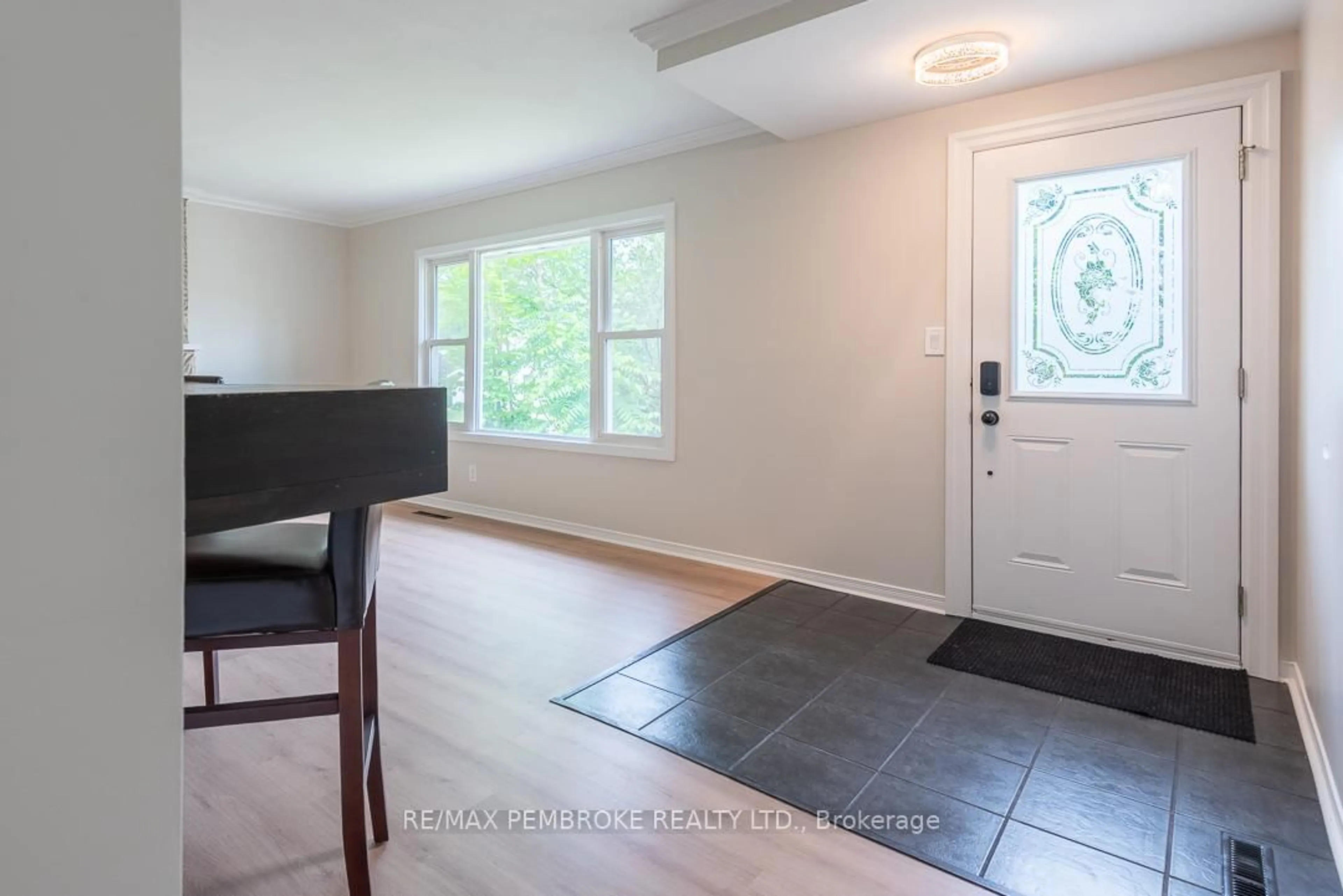 Indoor entryway for 310 Esther St, Pembroke Ontario K8A 3C7