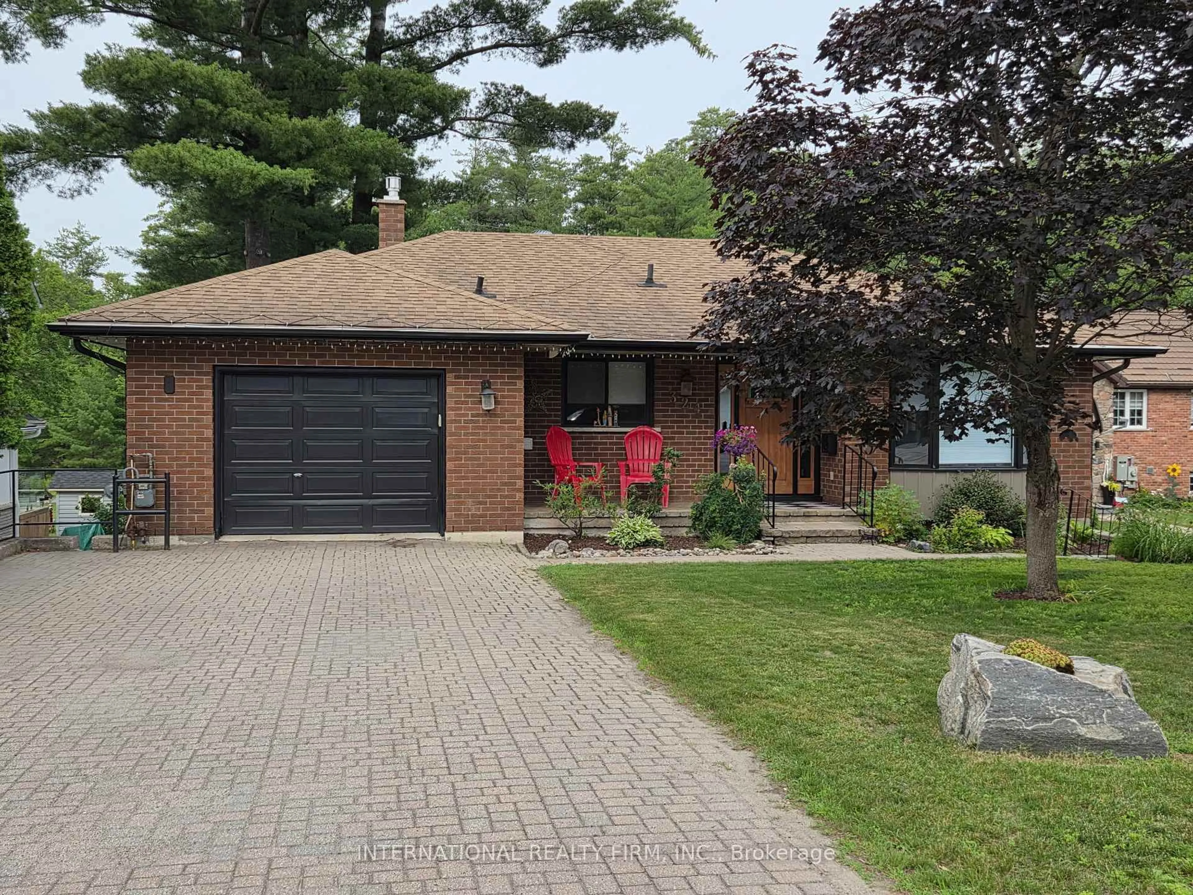 Home with brick exterior material, street for 324 Bethune Dr, Gravenhurst Ontario P1P 1B8