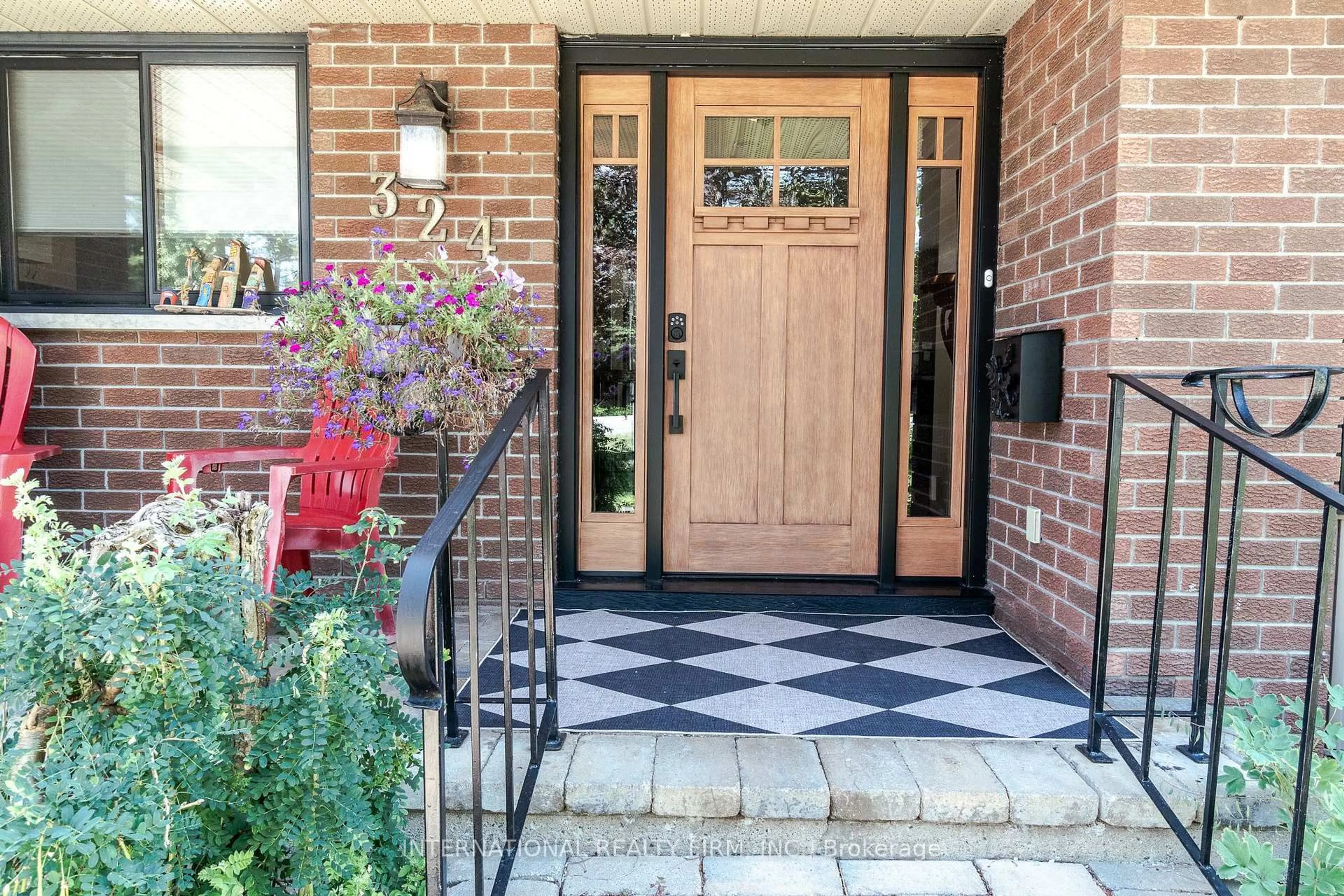 Indoor entryway for 324 Bethune Dr, Gravenhurst Ontario P1P 1B8