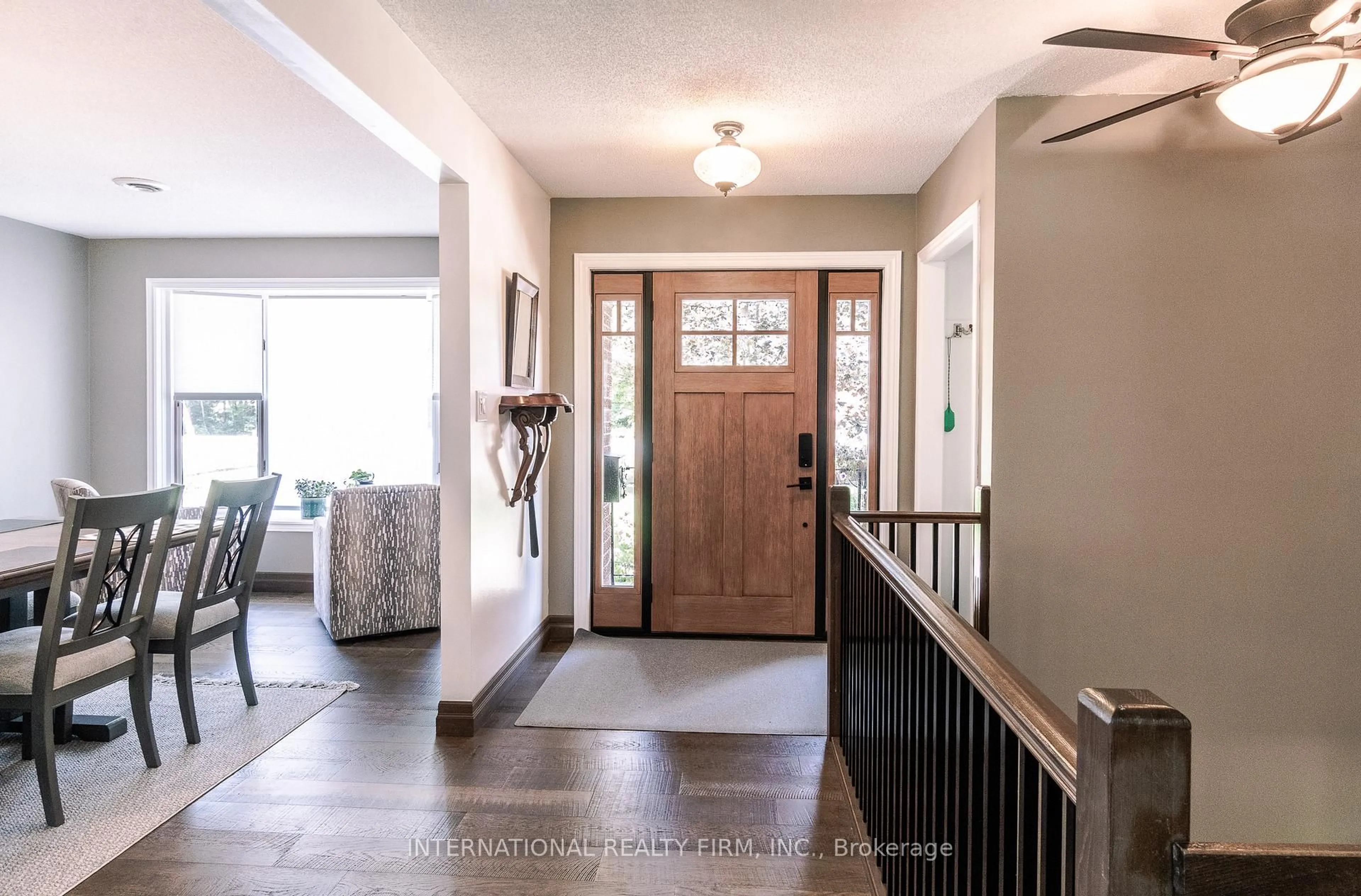 Indoor entryway for 324 Bethune Dr, Gravenhurst Ontario P1P 1B8