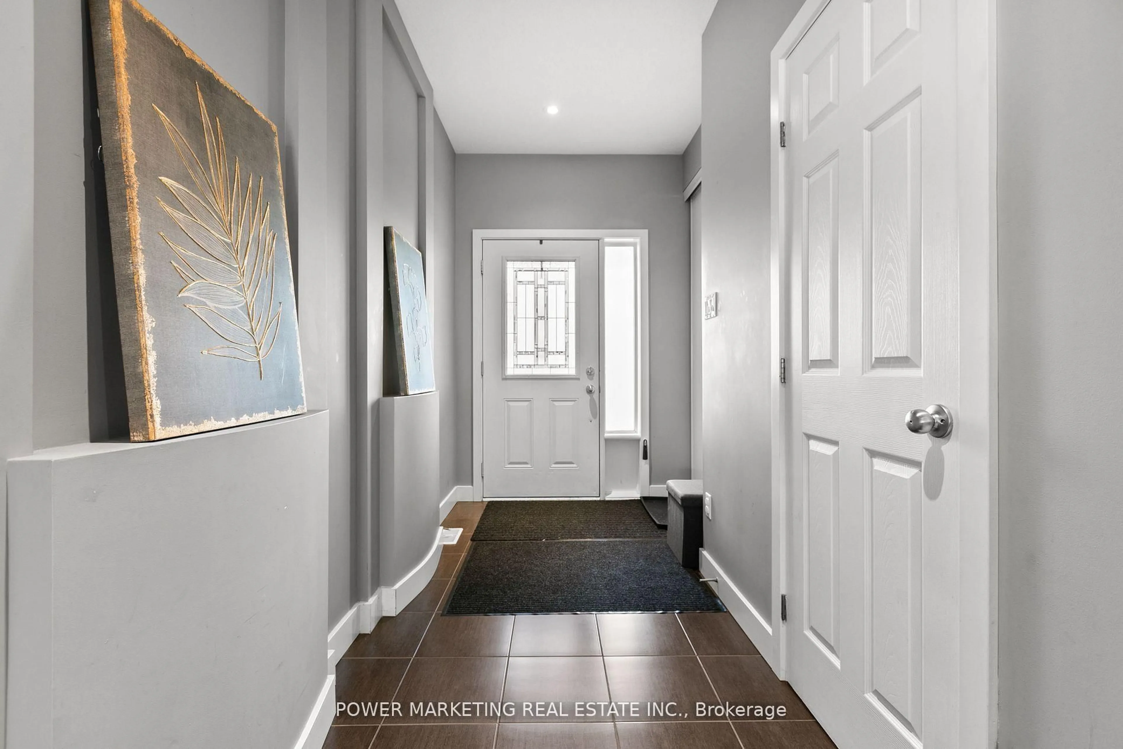 Indoor entryway for 2200 NANTES St, Ottawa Ontario K4A 4E5
