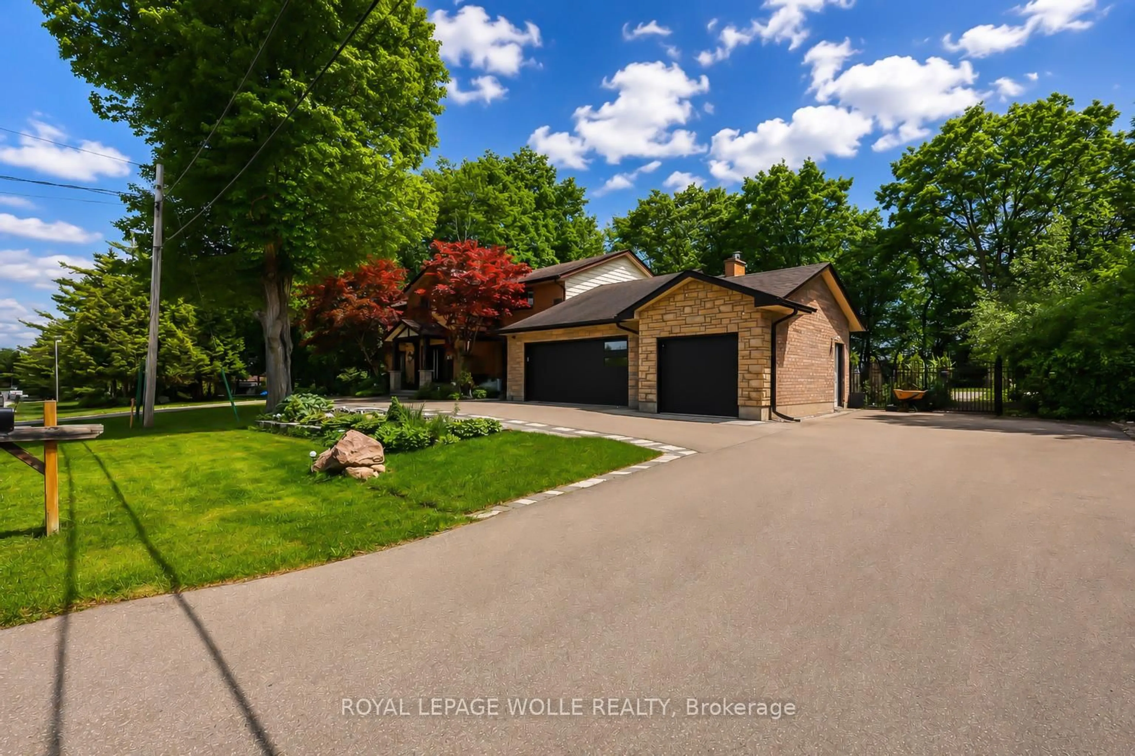 A pic from outside/outdoor area/front of a property/back of a property/a pic from drone, water/lake/river/ocean view for 355 Edgehill Dr, Kitchener Ontario N2P 2C8