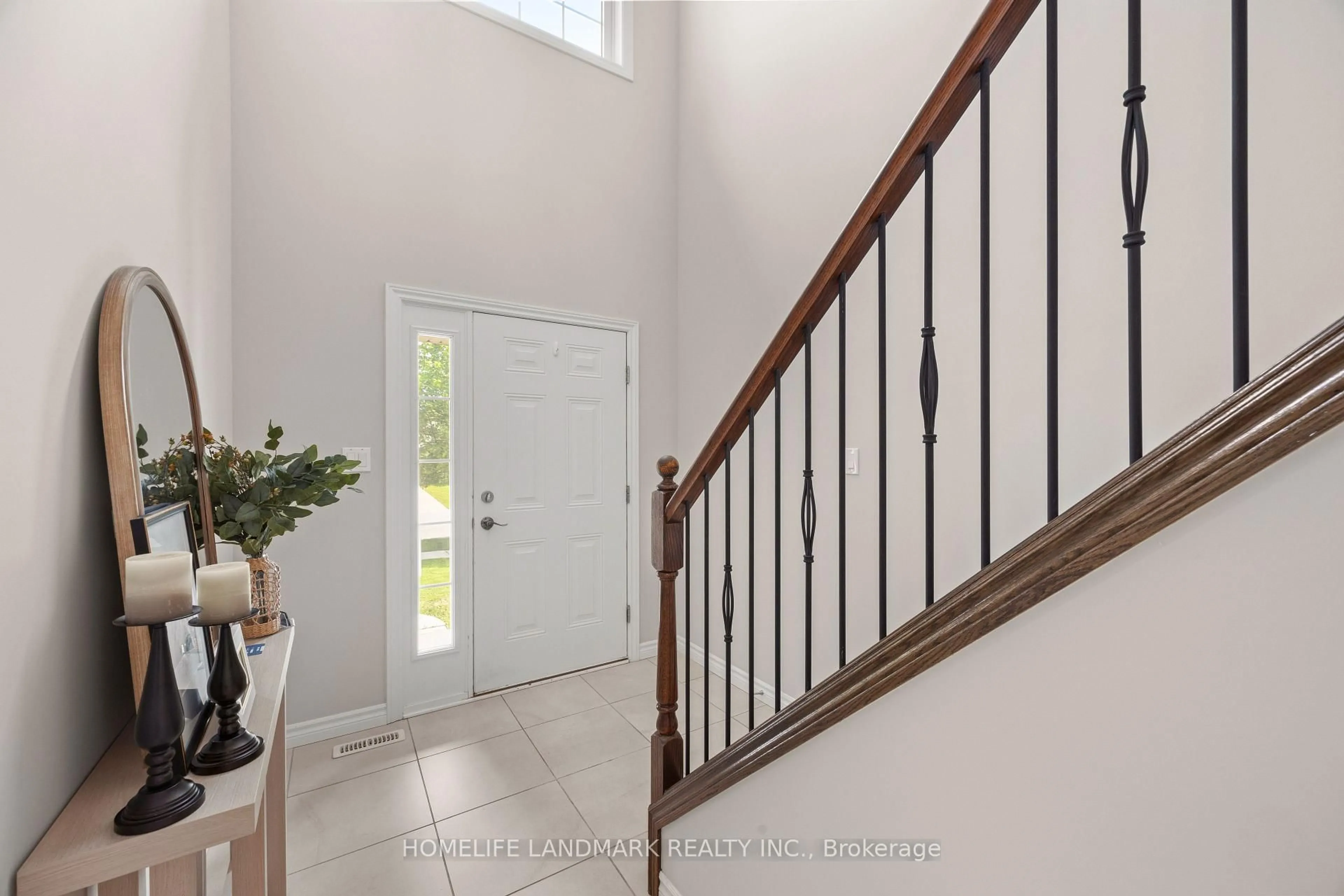 Indoor entryway for 1166 Smither Rd, London North Ontario N6G 5R8
