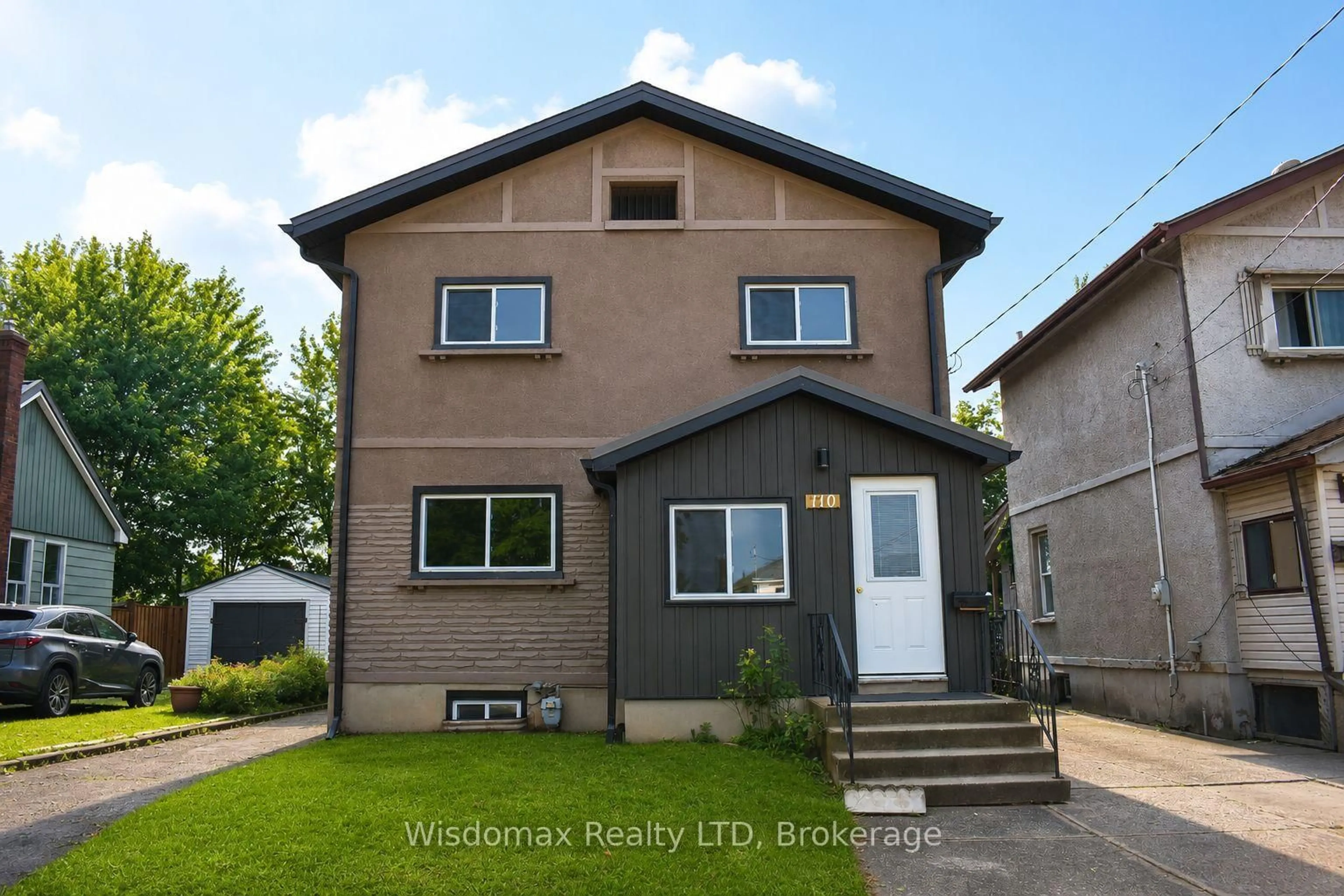 Home with vinyl exterior material, street for 110 Queen St, Thorold Ontario L2V 3N9
