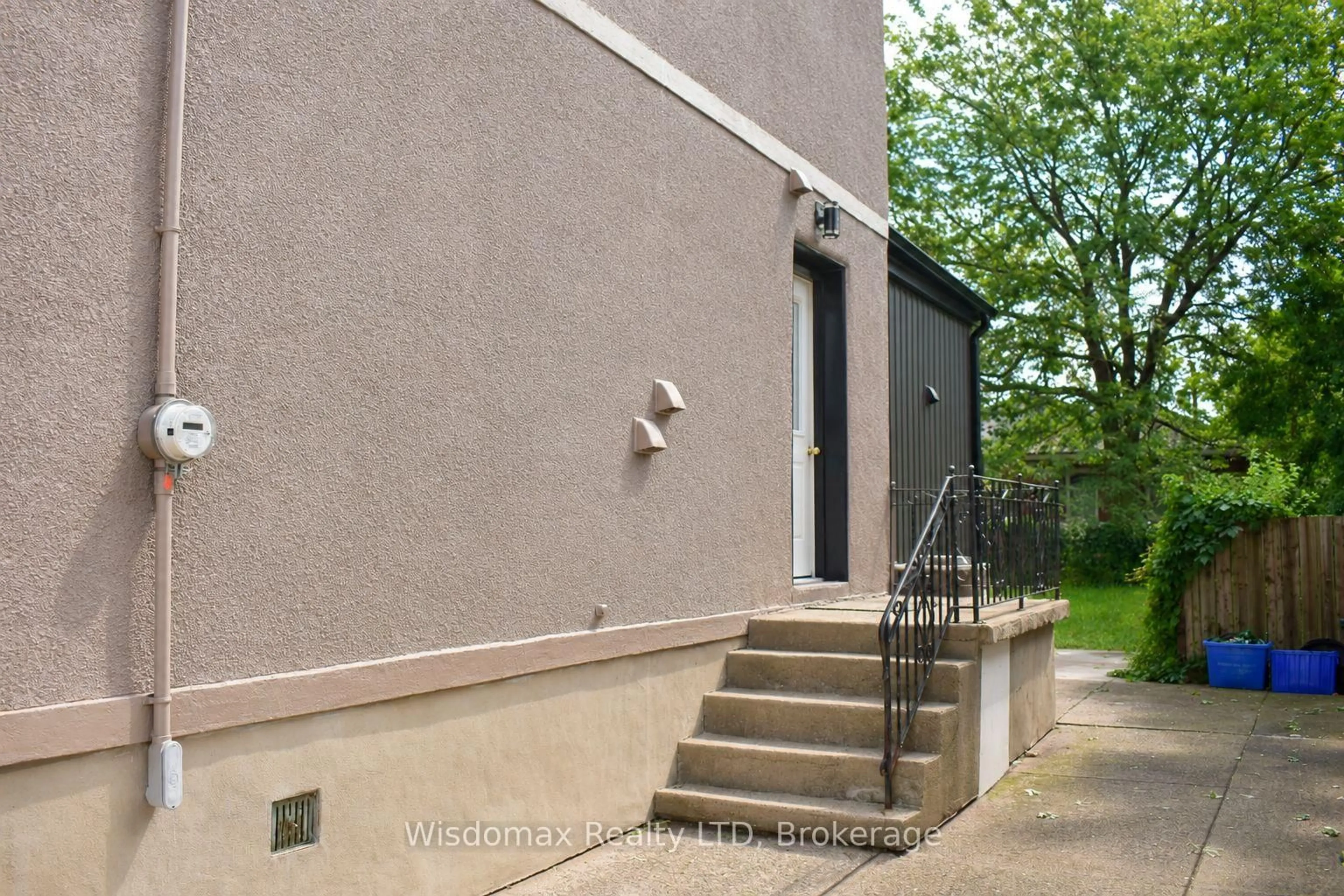 Patio, building for 110 Queen St, Thorold Ontario L2V 3N9