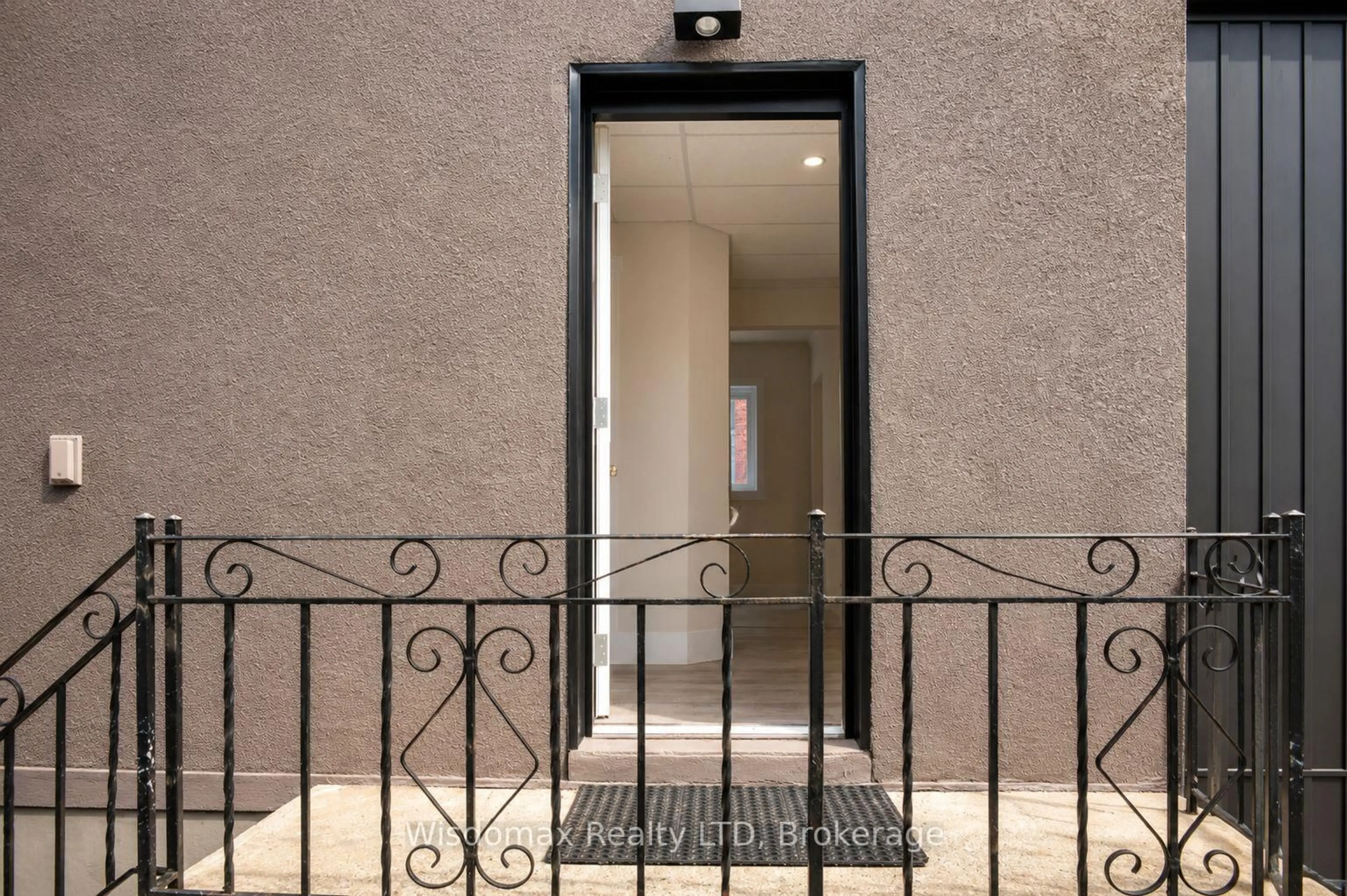 Indoor foyer for 110 Queen St, Thorold Ontario L2V 3N9